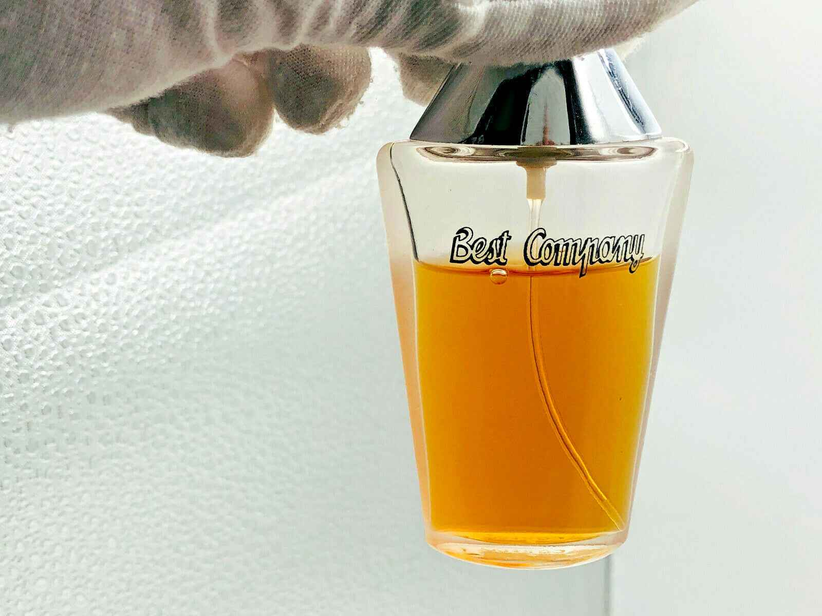 Flacone di profumo Best Company Vintage con finitura elegante e liquido dorato