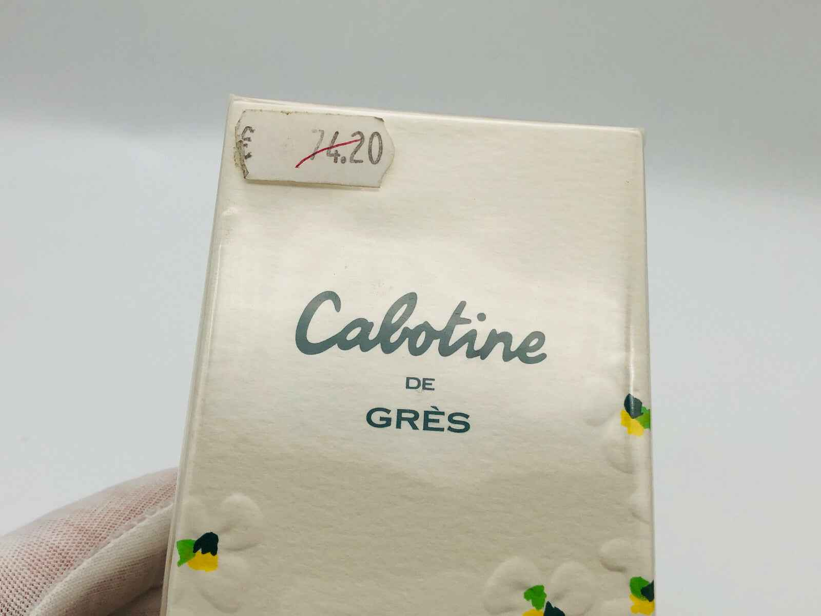 Scatola del profumo Cabotine Gres con design elegante e dettagli floreali.