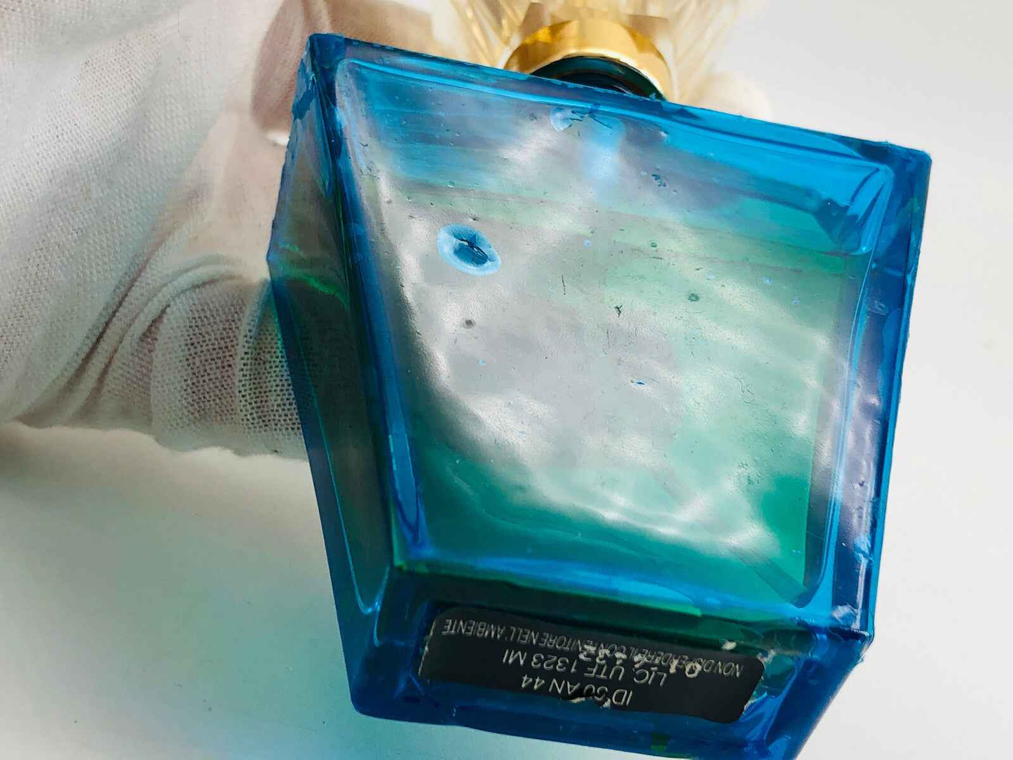 Flacone di profumo Capri Mary Carlucci con design elegante e toni blu e verdi