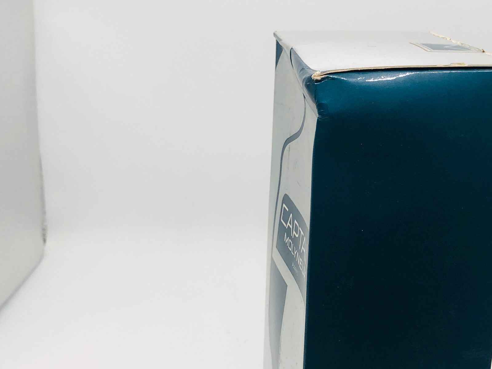 Scatola di Profumo Captain Molyneux Vintage con design elegante e colori sofisticati