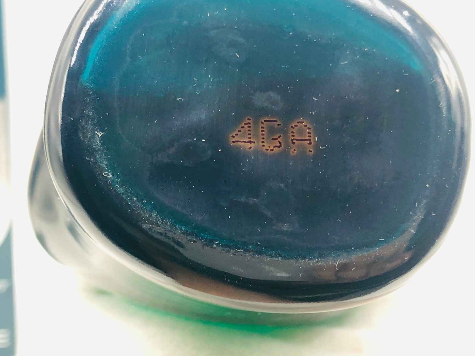 Bottiglia di profumo Captain Molyneux Vintage con base lucida e dettagli eleganti