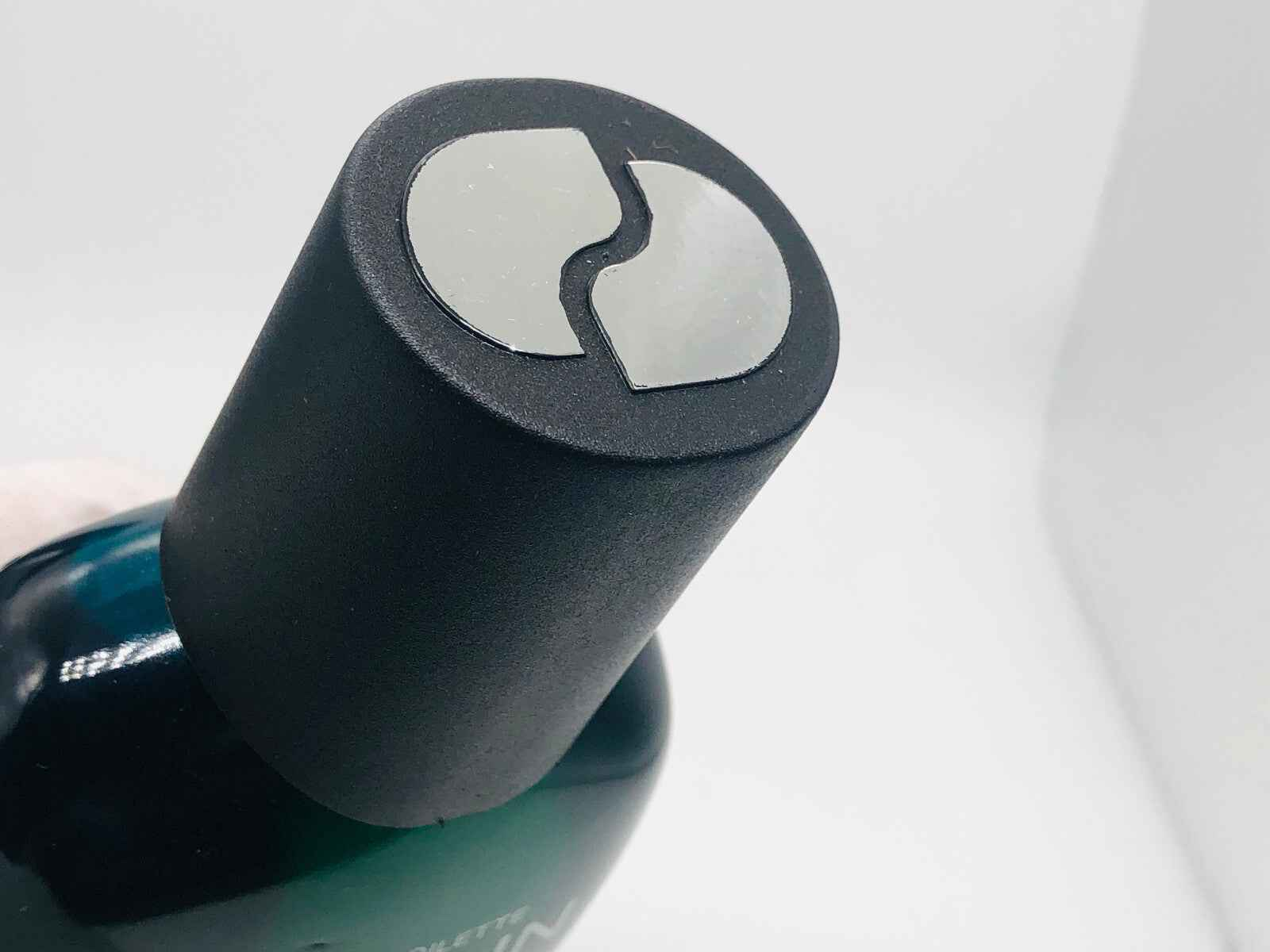 Dettaglio del tappo del profumo Captain Molyneux Vintage con finitura elegante e design distintivo