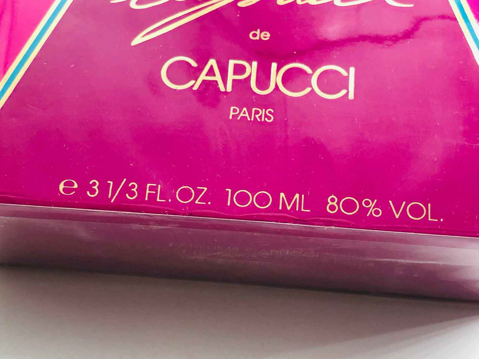 Scatola di Profumo Capucci De Capucci da 100 ml con etichetta elegante a Parigi