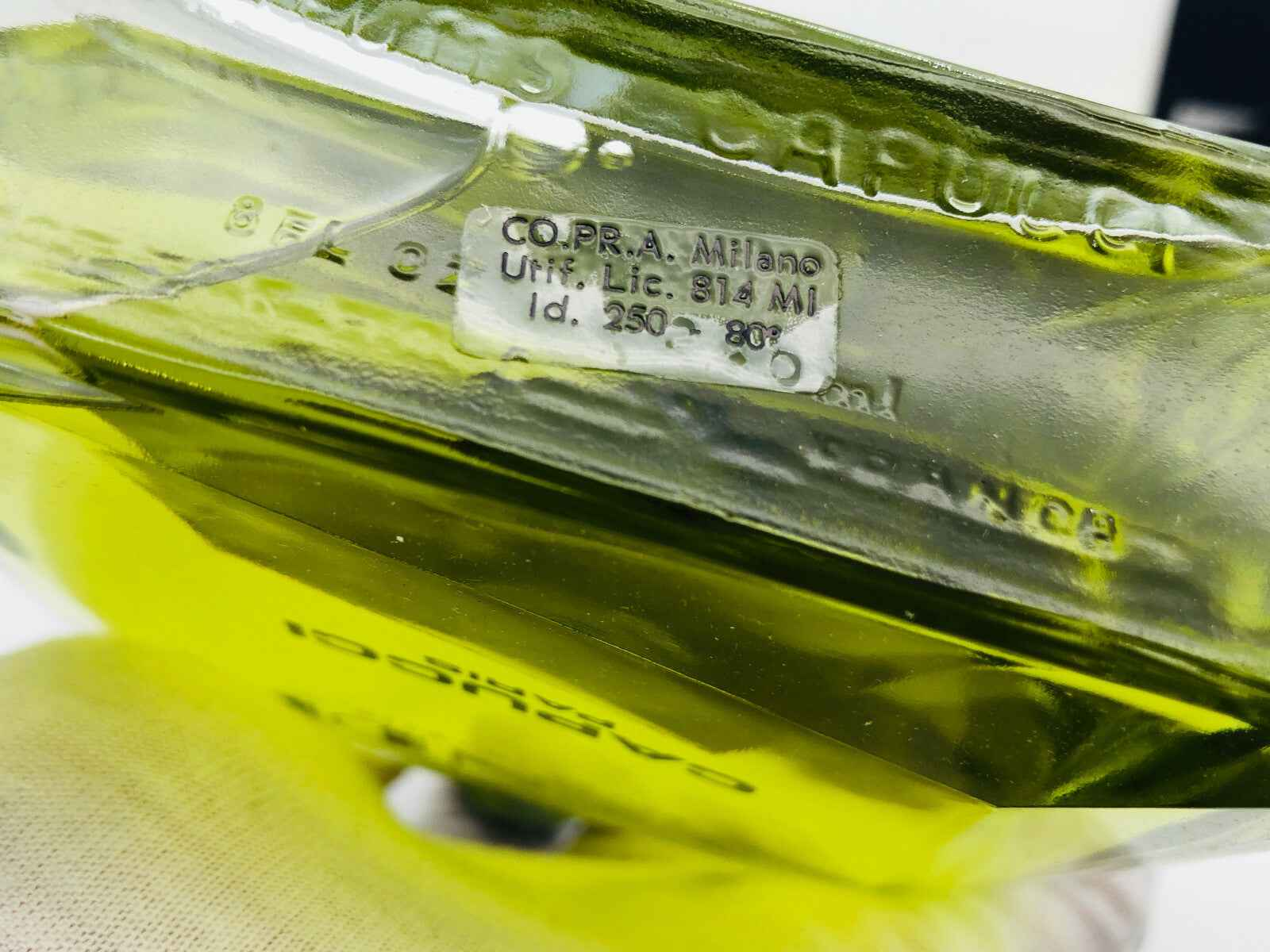 Flacone di profumo Capucci Yendi con etichetta e dettagli sul design esclusivo