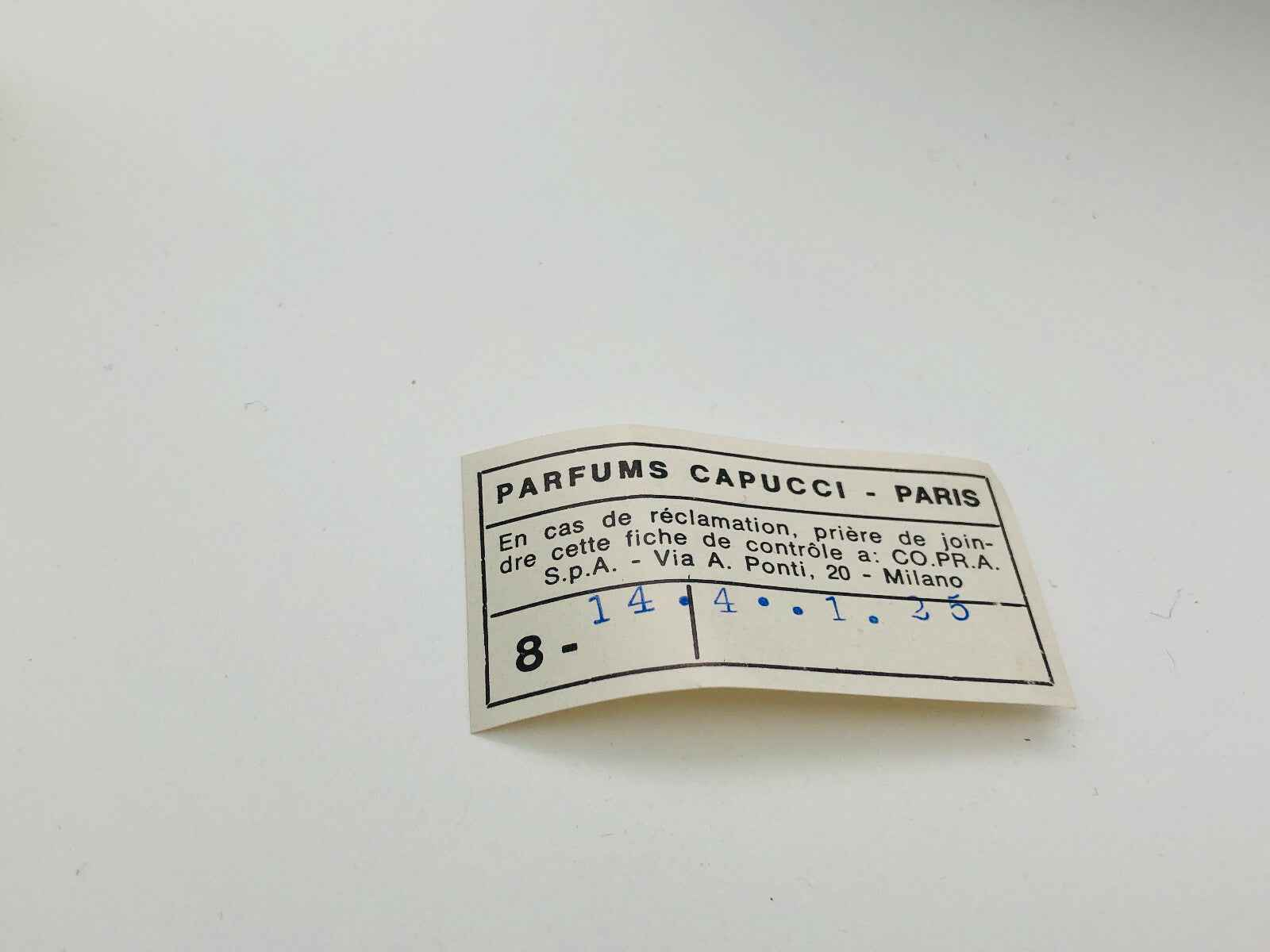 Etichetta del profumo Capucci Yendi con indicazioni di reclamo e dettagli del produttore