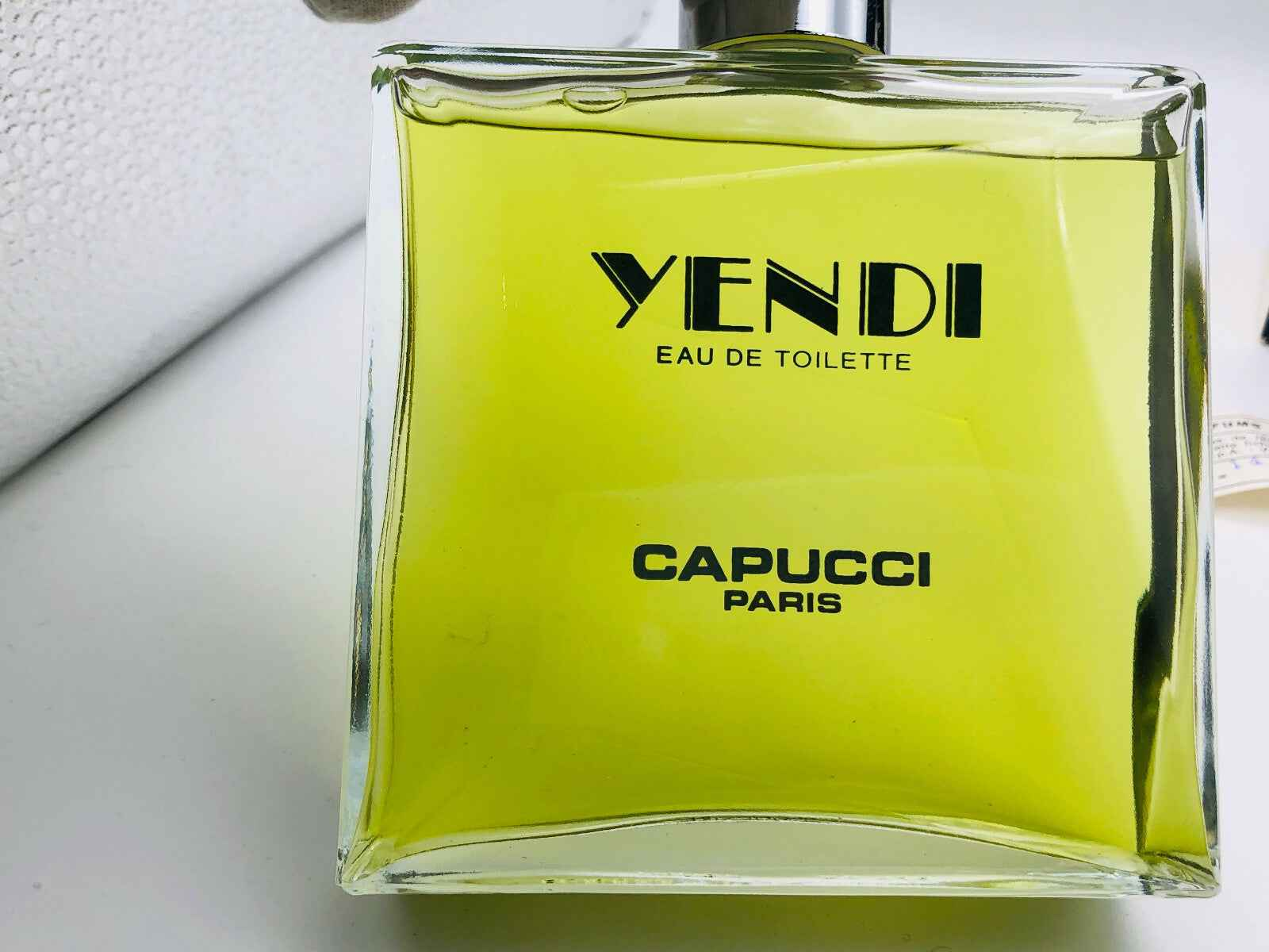Profumo Capucci Yendi in bottiglia quadrata verde limone con etichetta elegante
