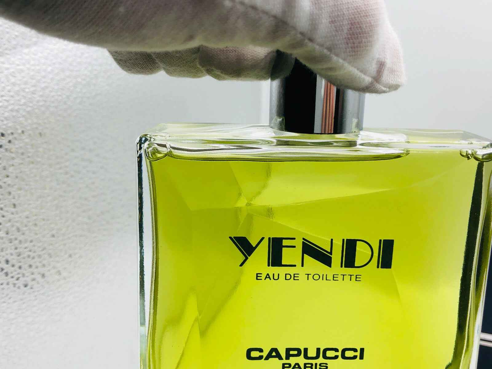 Flacone di Profumo Capucci Yendi con tappo argentato e etichetta elegante