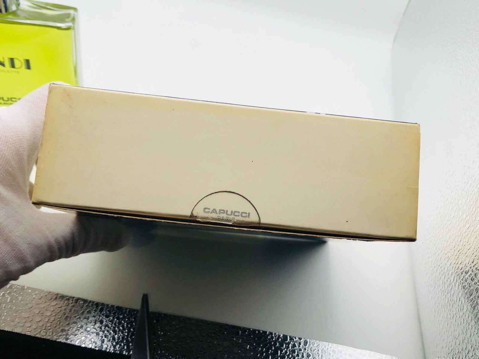 Scatola del profumo Capucci Yendi con design elegante e logo distintivo sul lato superiore