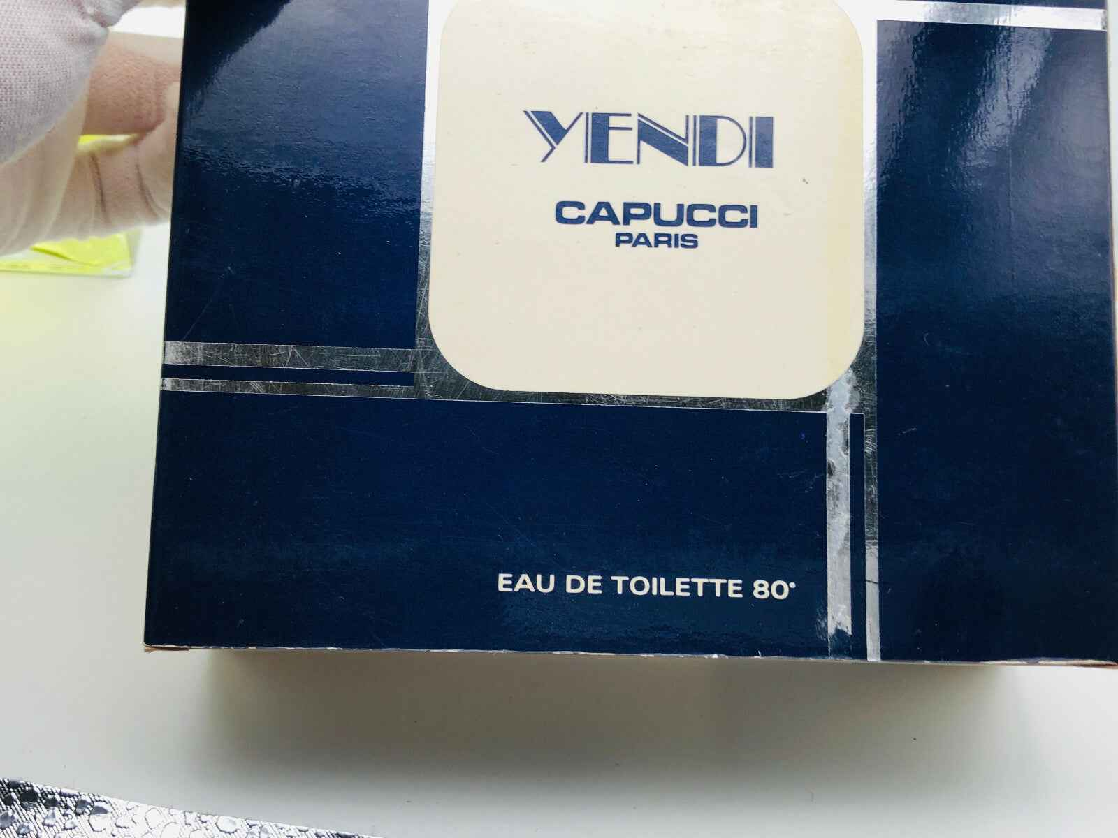 Scatola del profumo Capucci Yendi in un design blu elegante con dettagli argentati