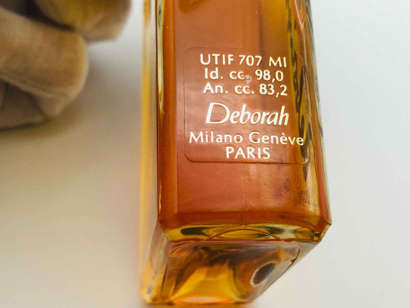 Flacone di Profumo Deborah Vintage con etichetta in mostra, ideale per collezionisti di fragranze classiche