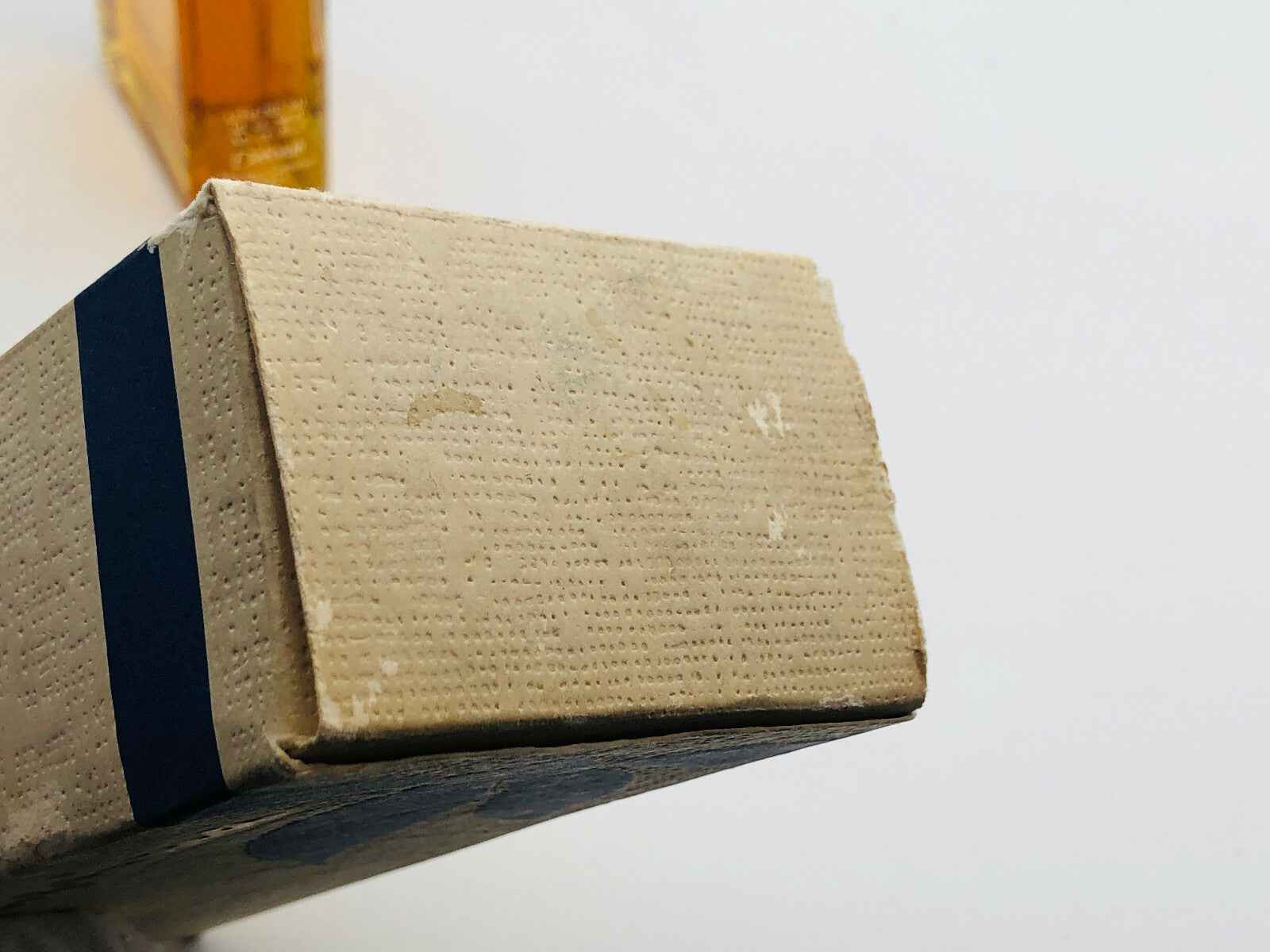 Confezione del profumo Deborah Vintage con dettagli e texture della scatola