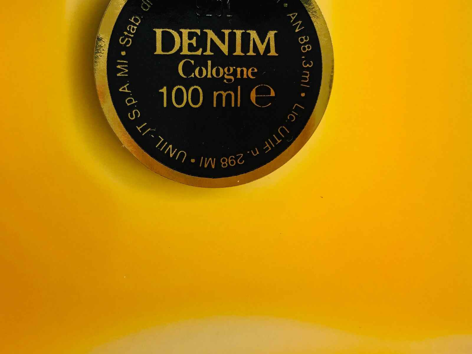Etichetta del profumo Denim Original Vintage da 100 ml con design giallo distintivo