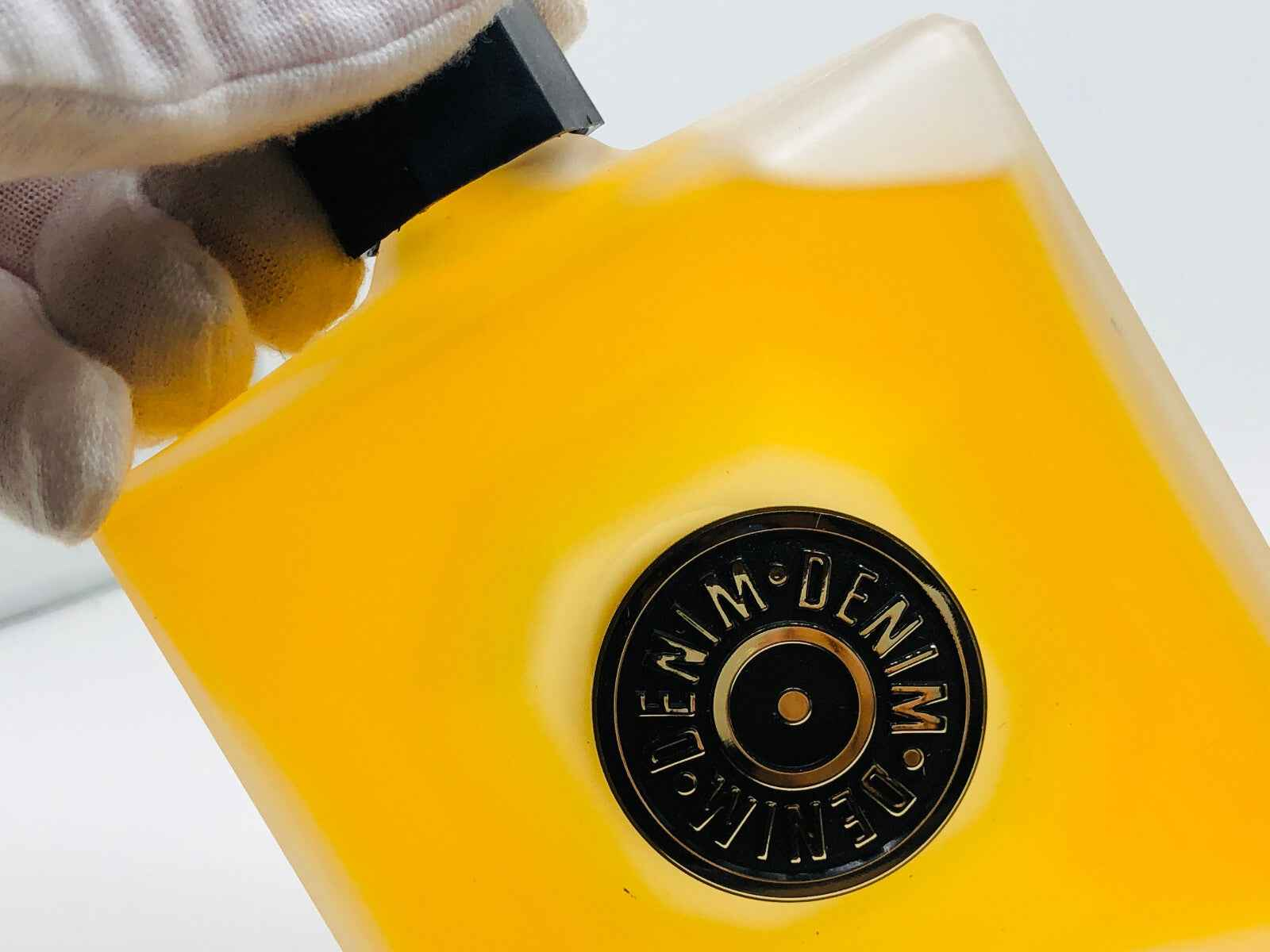 Flacone di profumo Denim Original Vintage con etichetta distintiva e aroma unico.