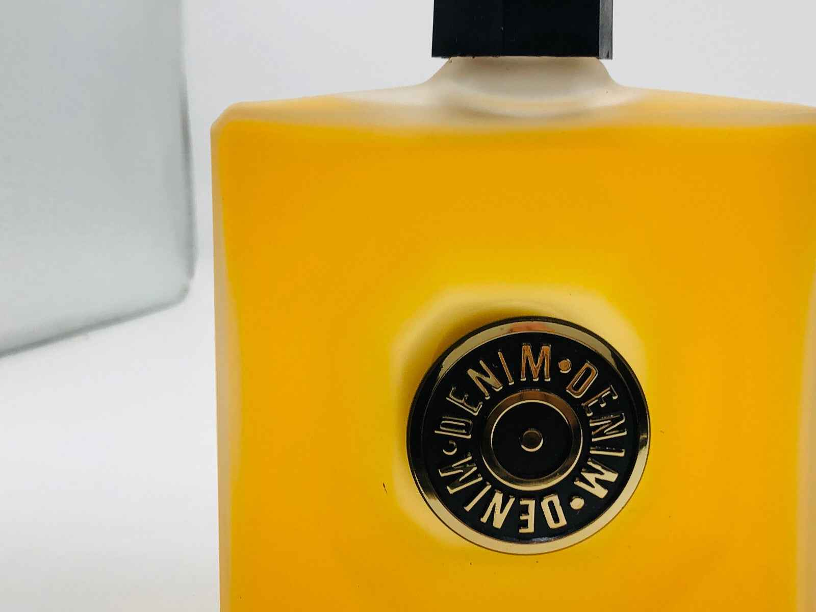 Flacone di profumo Denim Original Vintage con etichetta distintiva e design accattivante