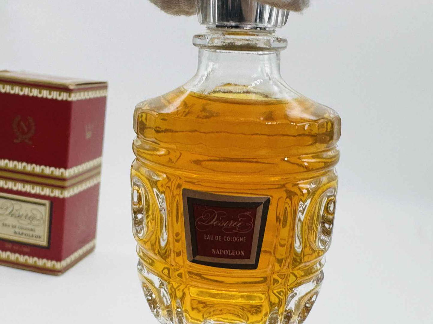 Flacone di profumo Desiree Napoleon Vintage in vetro con tappo decorativo e collezione classica