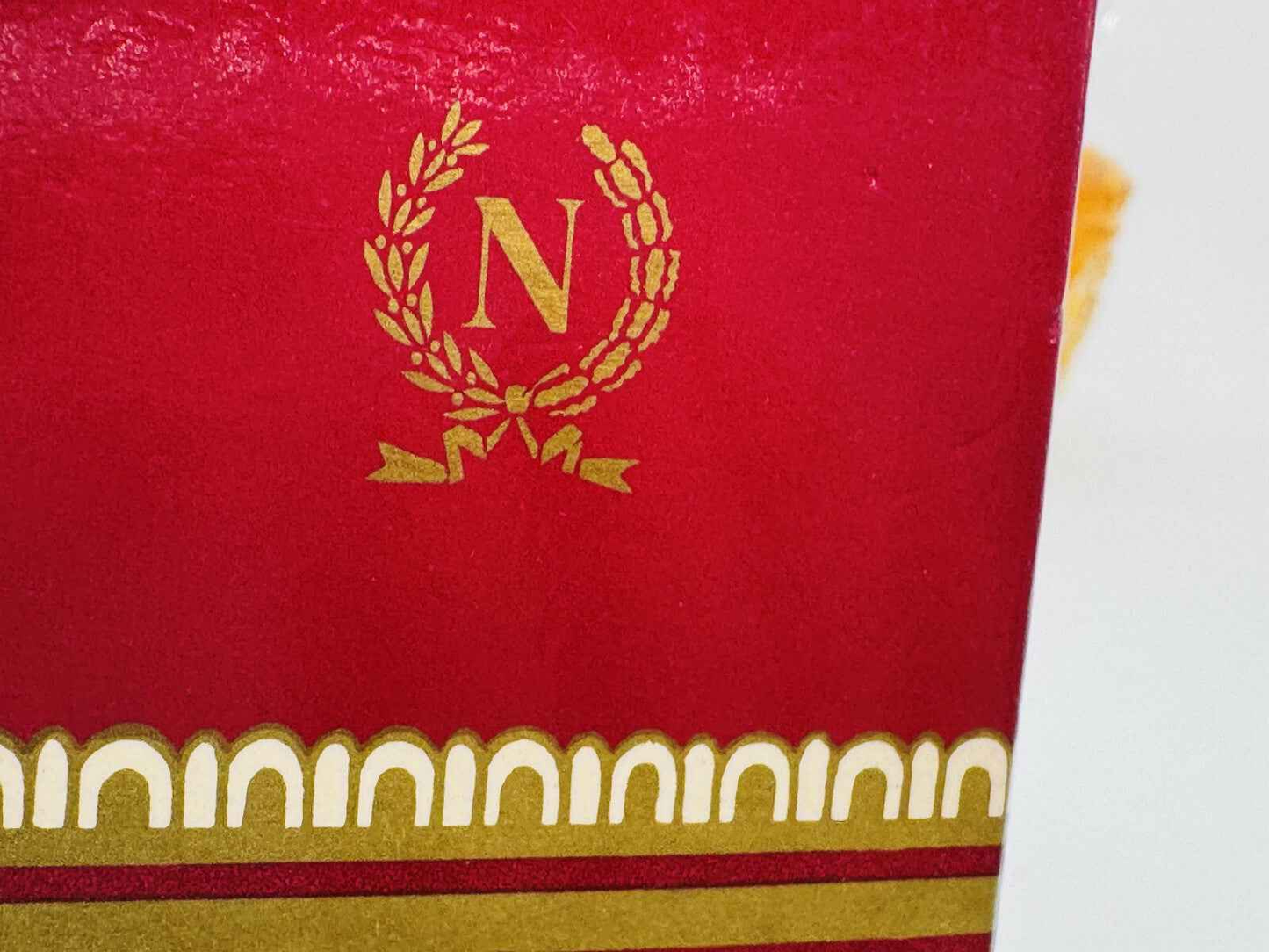 Scatola del profumo Desiree Napoleon Vintage con dettagli dorati e colore rosso distintivo