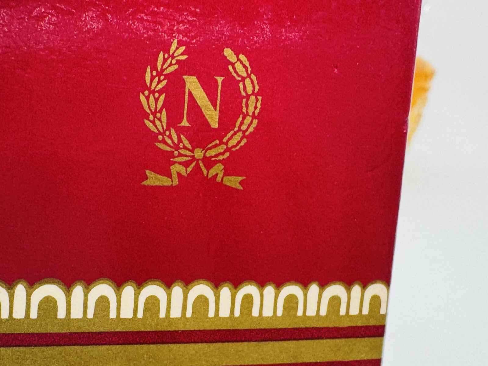 Scatola del profumo Desiree Napoleon Vintage con dettagli dorati e colore rosso distintivo