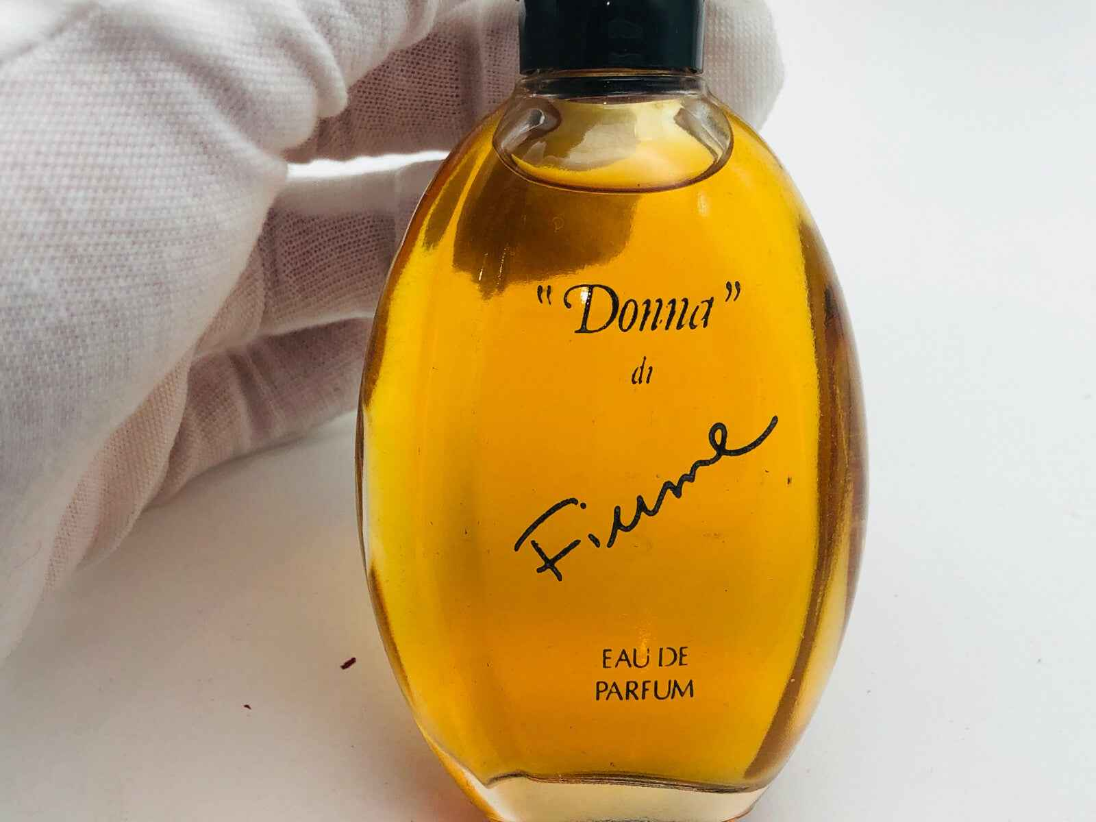 Flacone di Profumo Di Fiume Vintage con etichetta Donna e colore ambrato