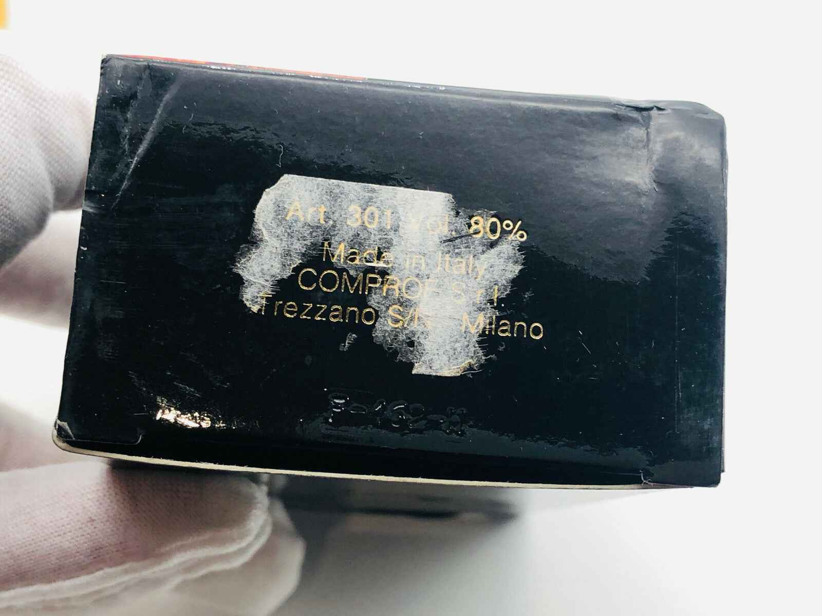 Scatola del profumo Di Fiume Vintage con etichetta dorata e design elegante