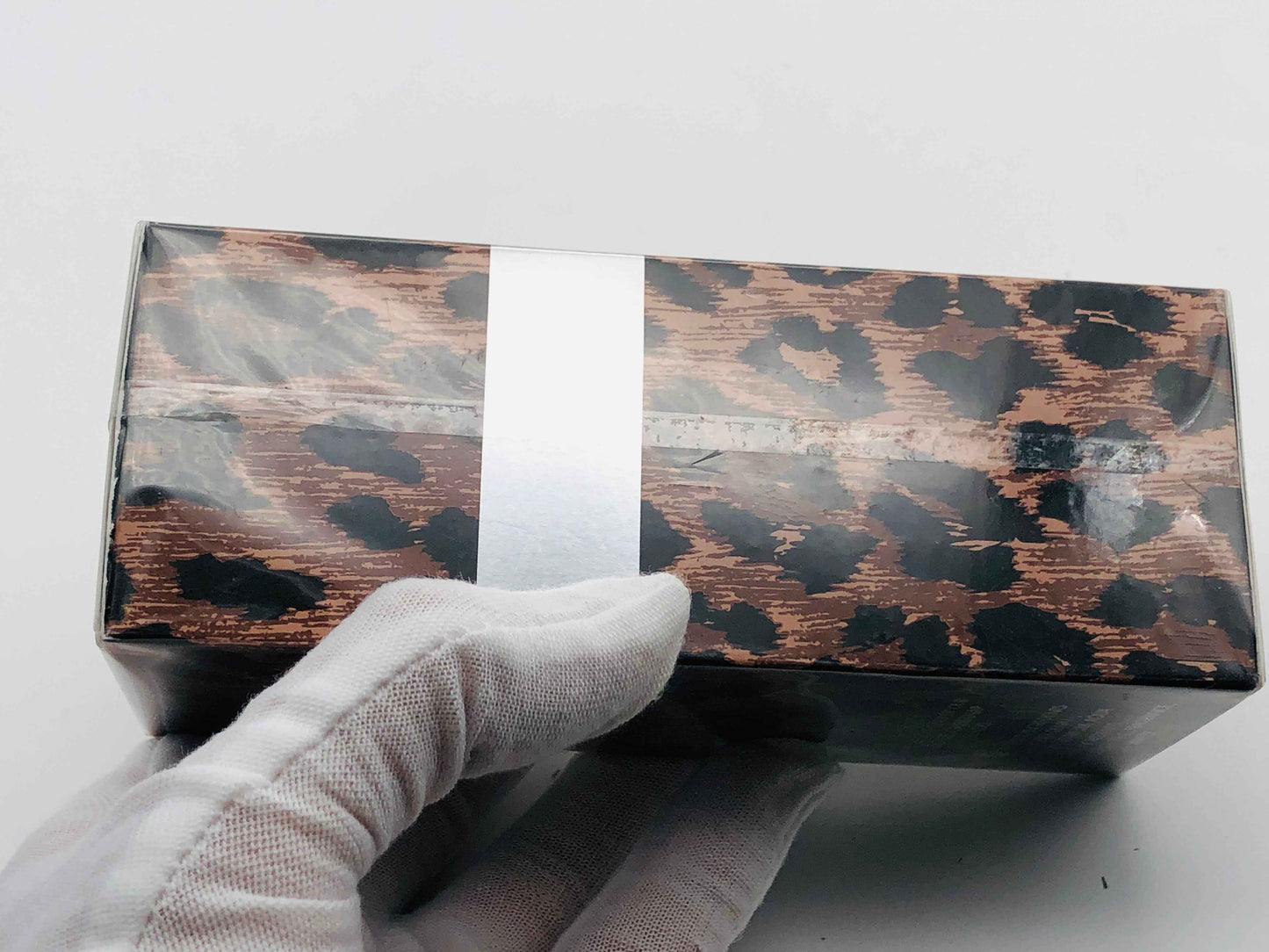 Scatola del profumo Dolce E Gabbana By con design leopardato elegante e rifiniture sofisticate