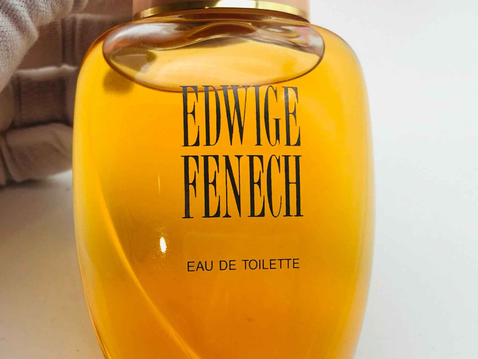 Flacone di profumo Edwige Fenech eau de toilette con etichetta elegante e tonalità dorata