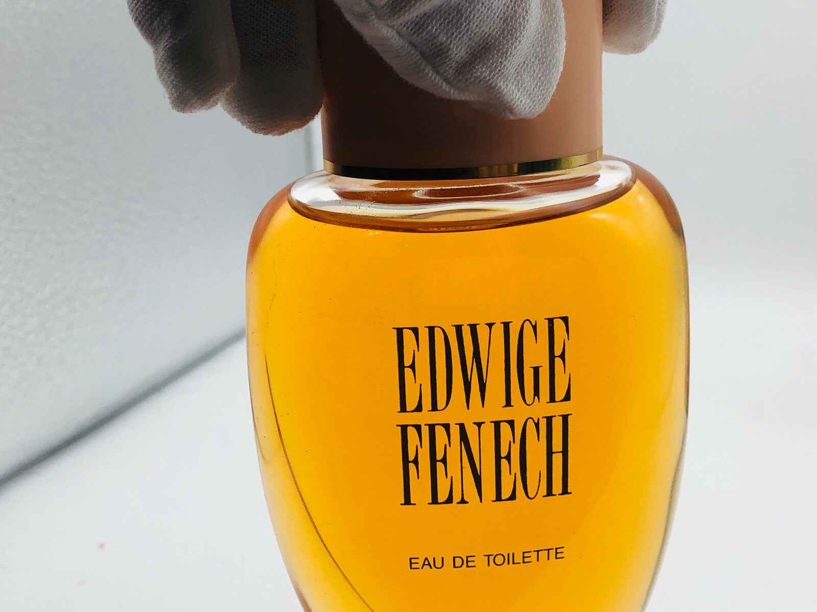 Flacone di profumo Edwige Fenech Eau de Toilette con design elegante e tonalità dorata