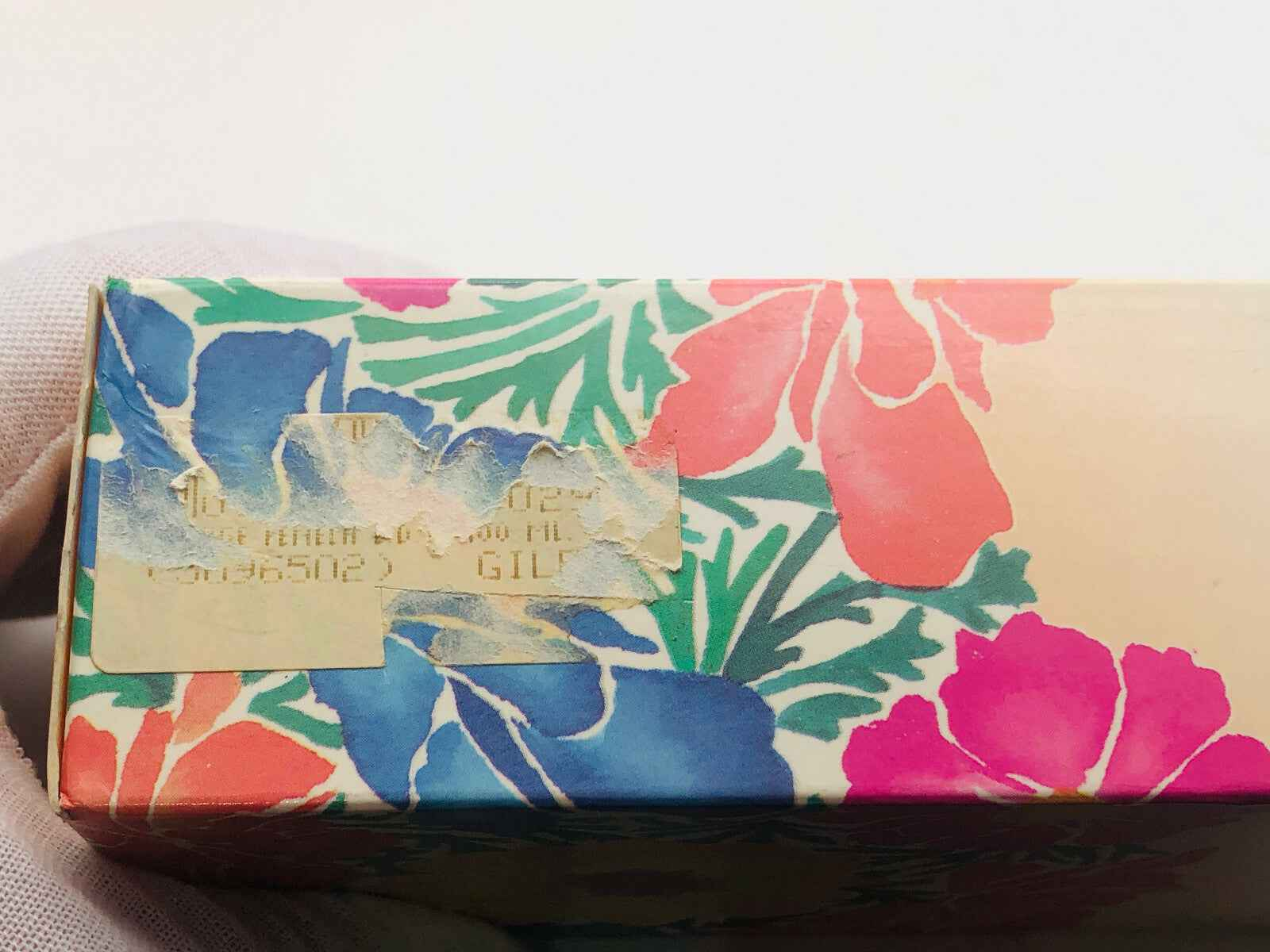 Scatola di profumo Edwige Fenech con design floreale e etichetta parzialmente visibile