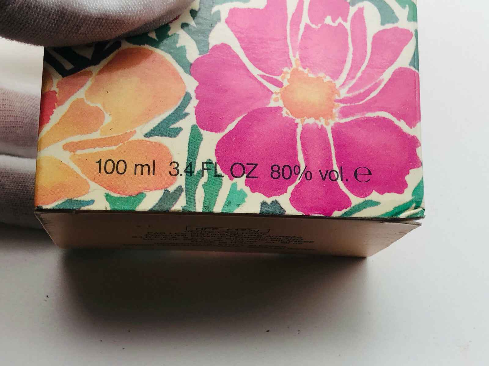 Scatola del profumo Edwige Fenech da 100 ml con un design floreale colorato