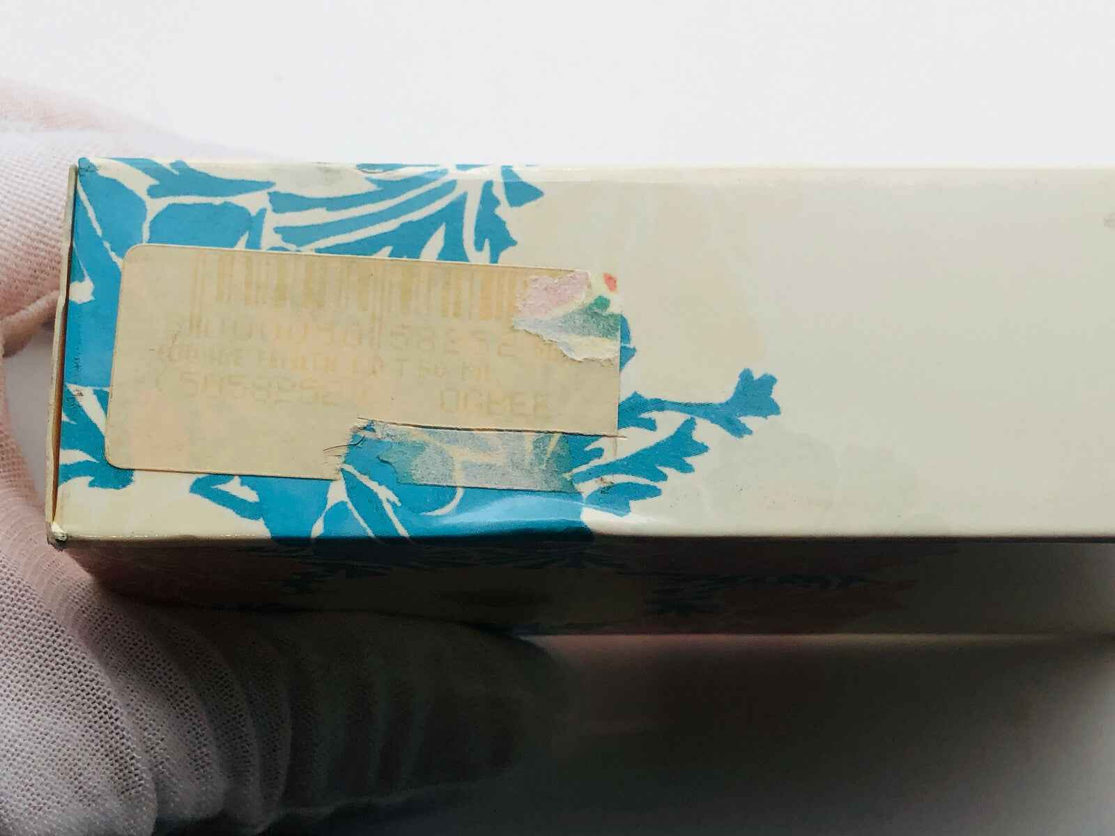 Scatola del Profumo Edwige Fenech Vintage con dettagli floreali e etichetta parzialmente visibile