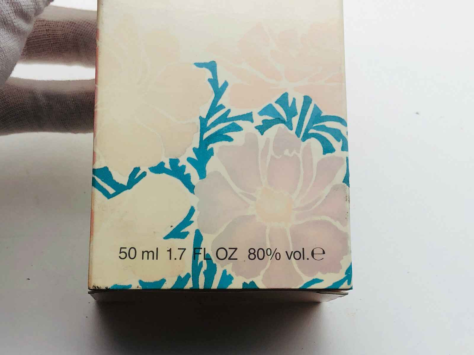 Confezione del profumo Edwige Fenech Vintage da 50 ml con motivi floreali e dettagli delicati