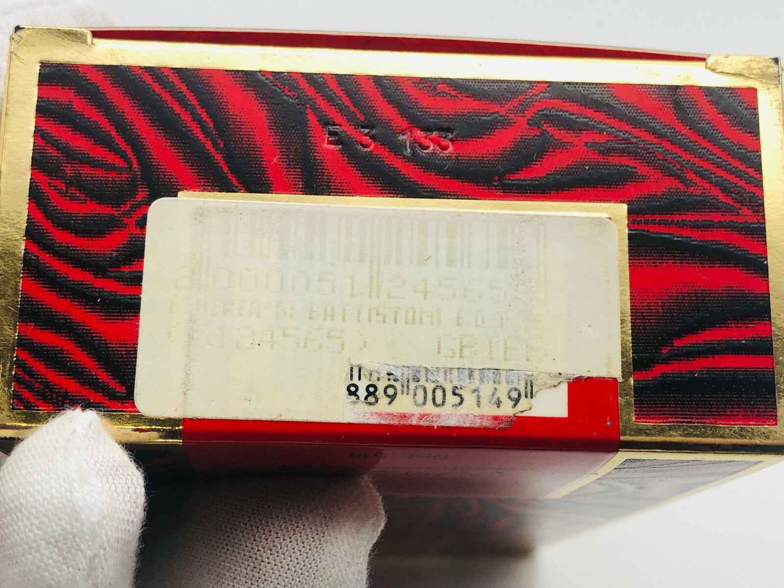 Scatola di profumo Etherea Battistoni con design elegante e stampa rossa, ideale per regali speciali