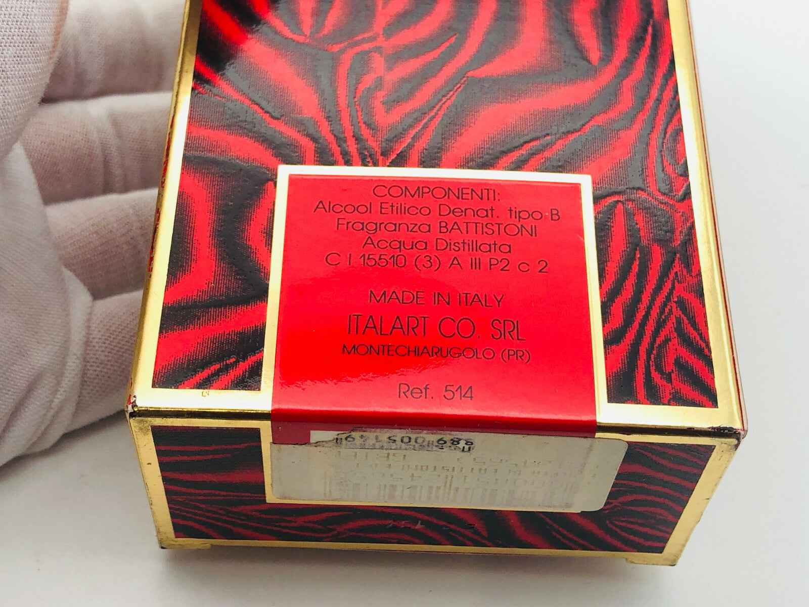 Scatola di profumo Etherea Battistoni con design rosso e nero, dettagli sulla composizione sul retro