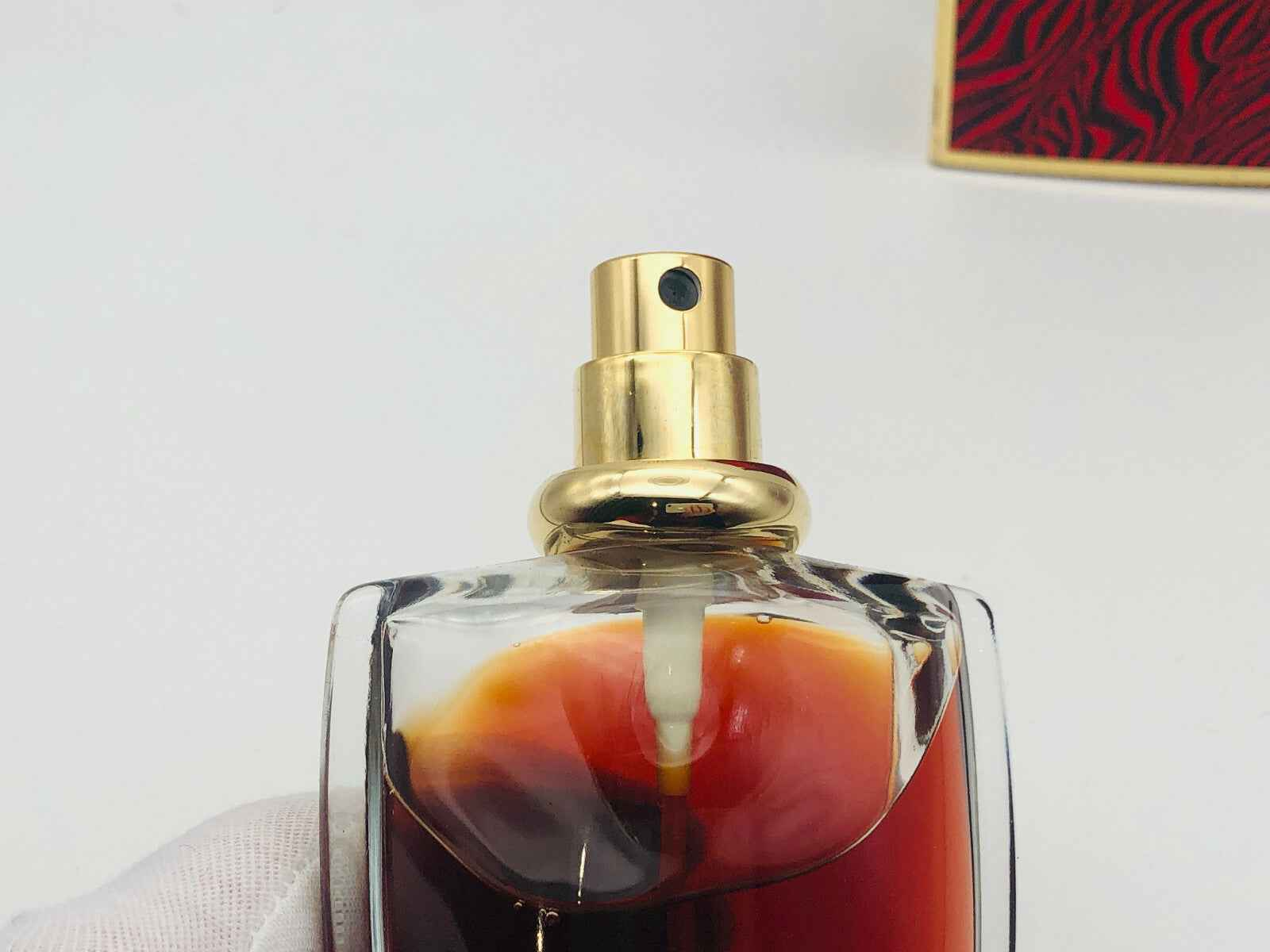 Flacone di Profumo Etherea Battistoni con tappo dorato e design elegante