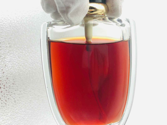 Flacone di Profumo Etherea Battistoni con liquido ambrato e tappo dorato, elegantemente presentato