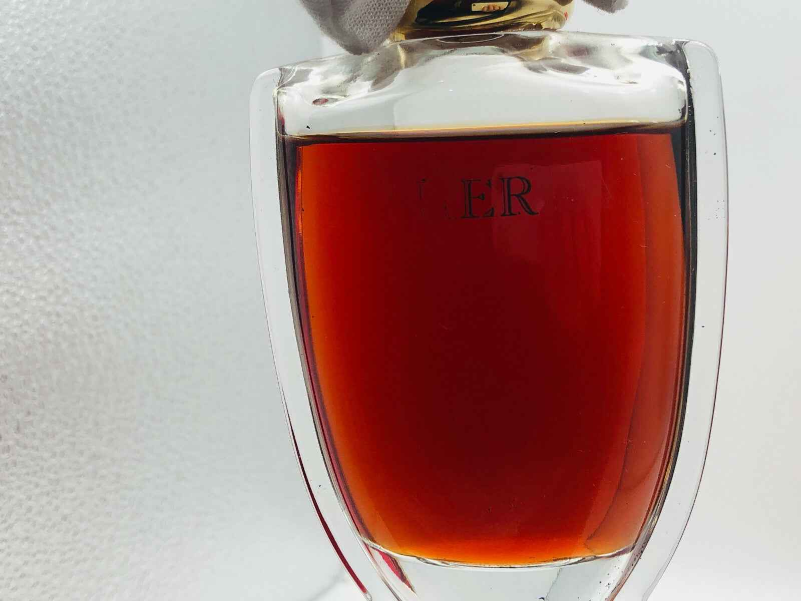 Flacone di profumo Etherea Battistoni Vintage con liquido di colore ambrato e design elegante