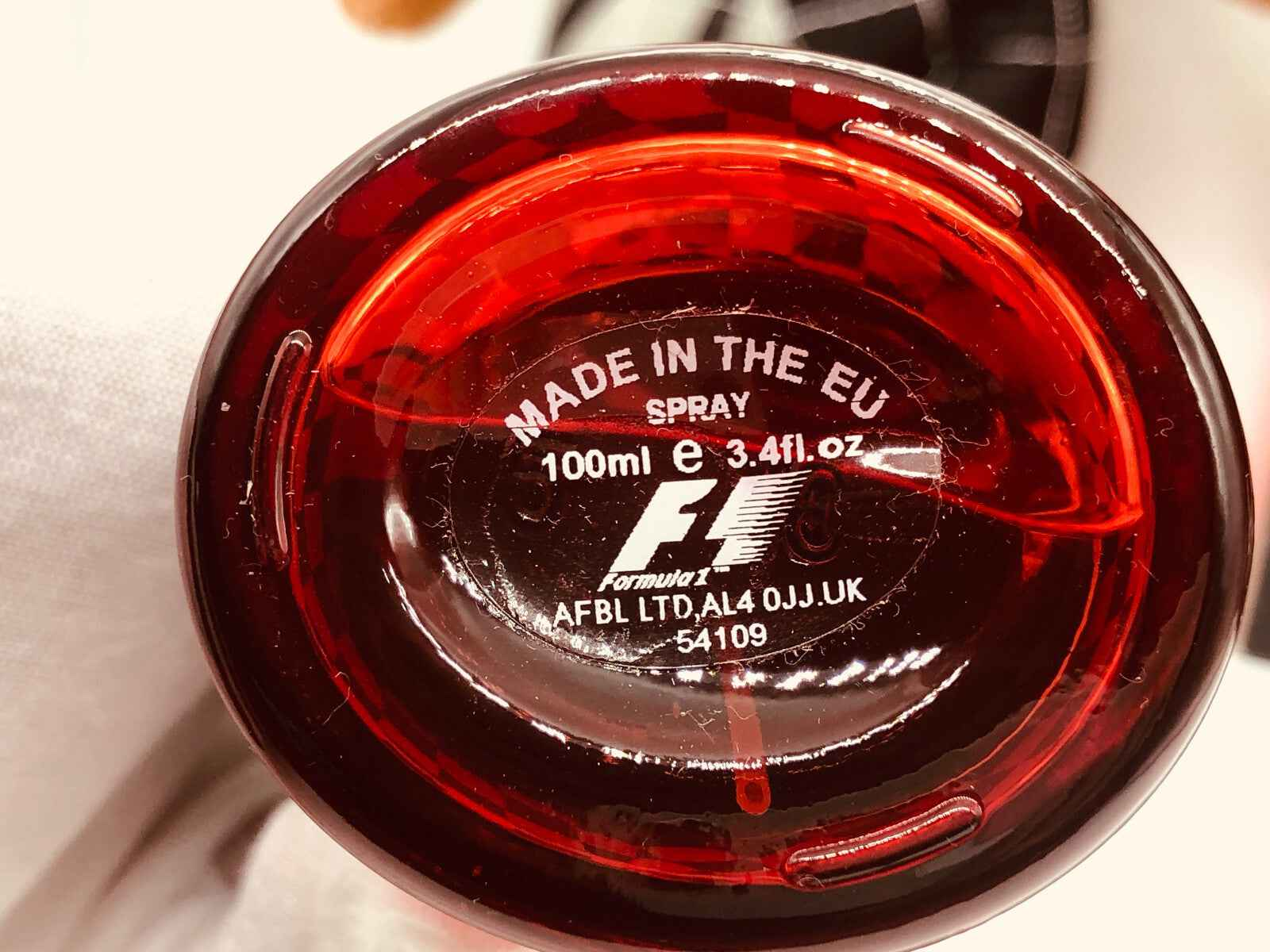 Bottiglia di profumo F1 Formula 1 da 100 ml con design elegante e foglio informativo sul retro