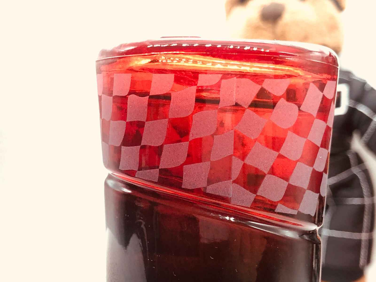 Profumo F1 Formula 1 in flacone rosso con decorazione a scacchi per gli appassionati di corse