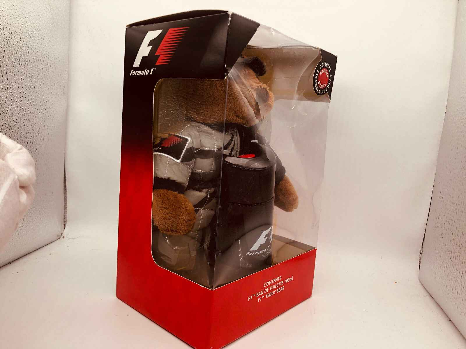Giocattolo di peluche F1 Formula 1 in confezione con dettagli del marchio e design accattivante