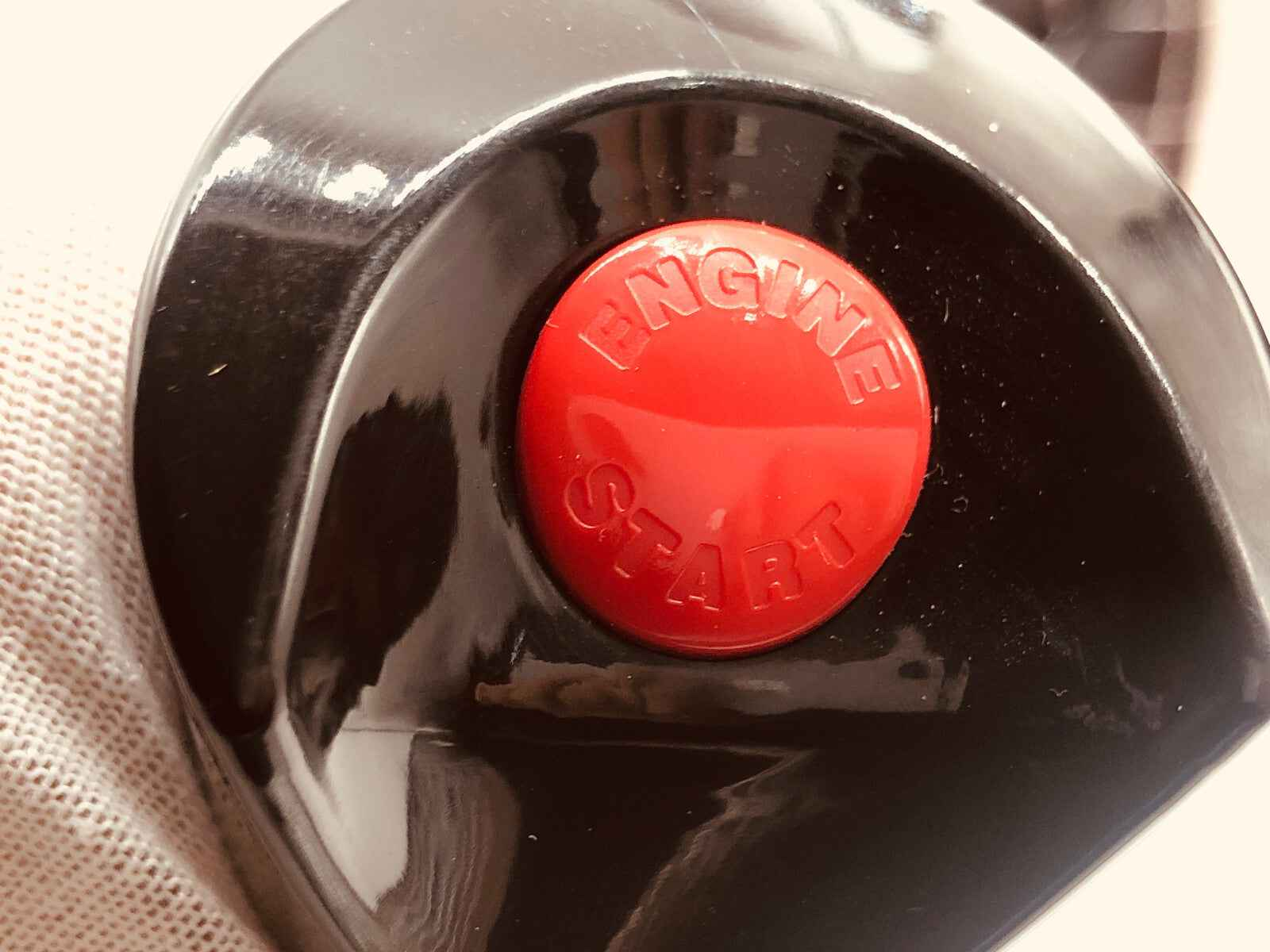 Dettaglio del pulsante rosso 'ENGINE START' sul flacone di Profumo F1 Formula 1 di Codibel