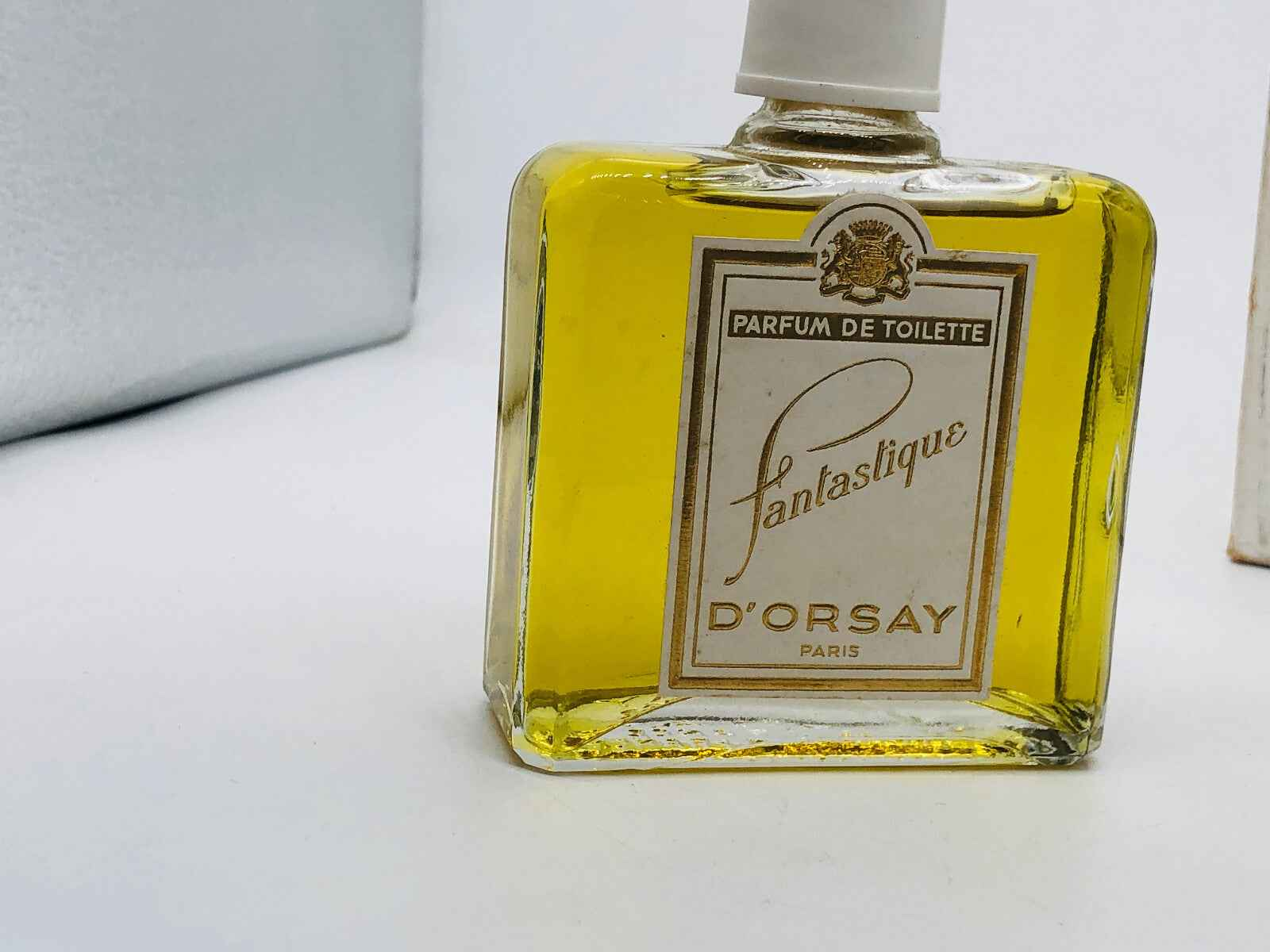 Flacone di profumo Fantastique D'Orsay in vetro con etichetta elegante e liquido giallo