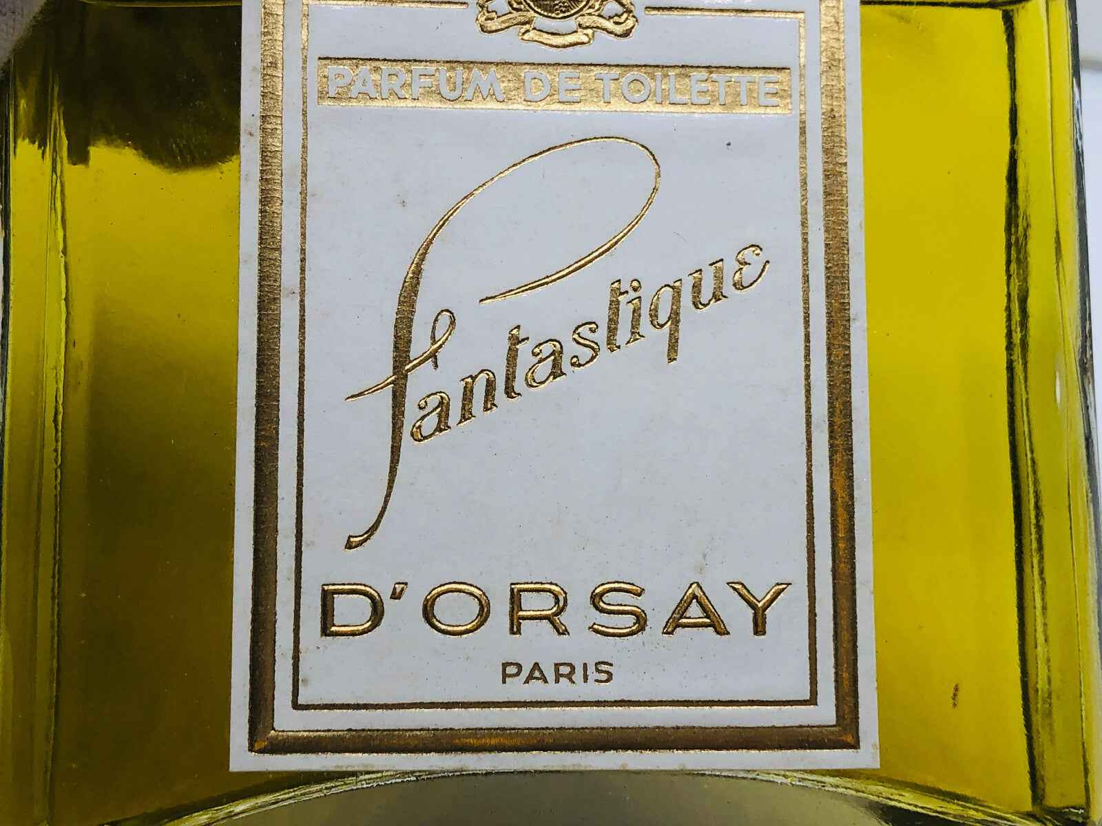 Flacone di profumo Fantastique D'Orsay con etichetta elegan te e liquido dorato