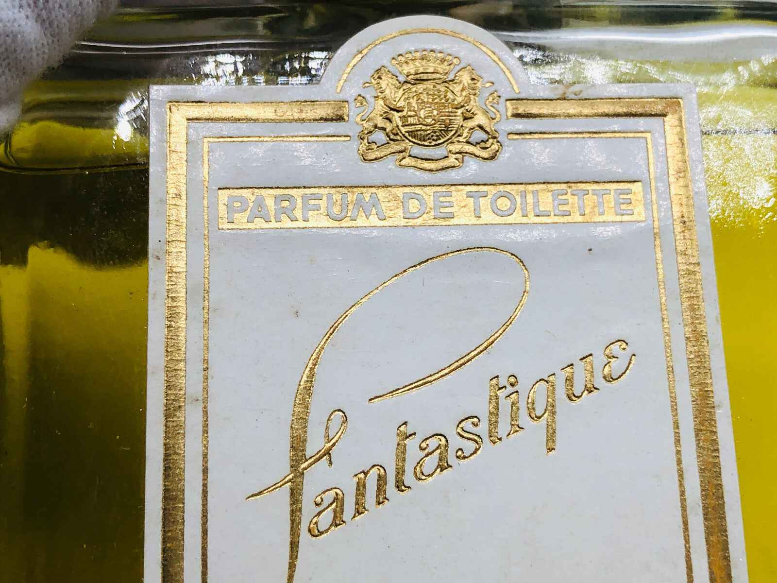 Flacone di profumo Fantastique D'Orsay con etichetta elegante e design raffinato