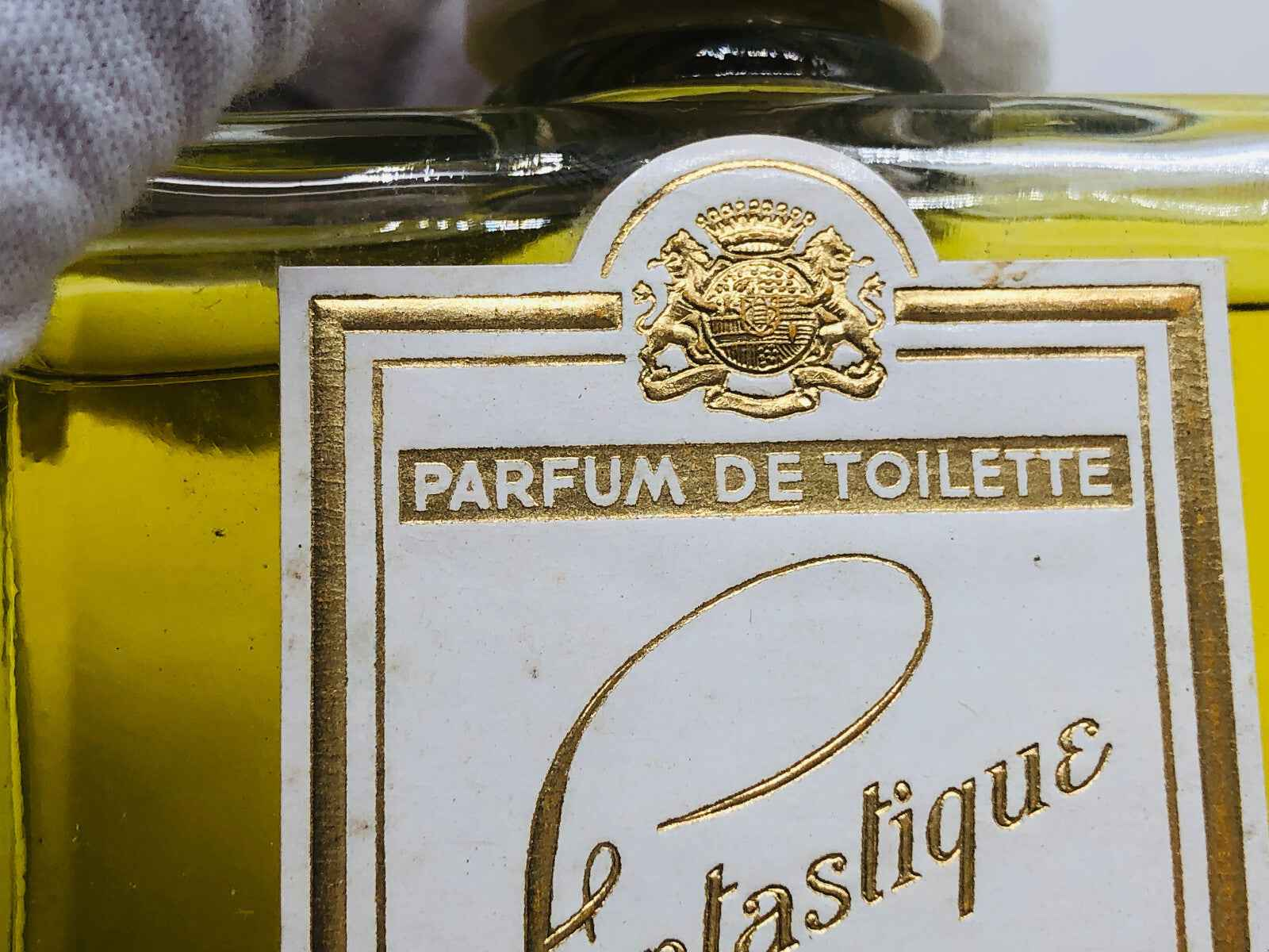 Bottiglia di profumo Fantastique D'Orsay con etichetta raffinata e design elegante
