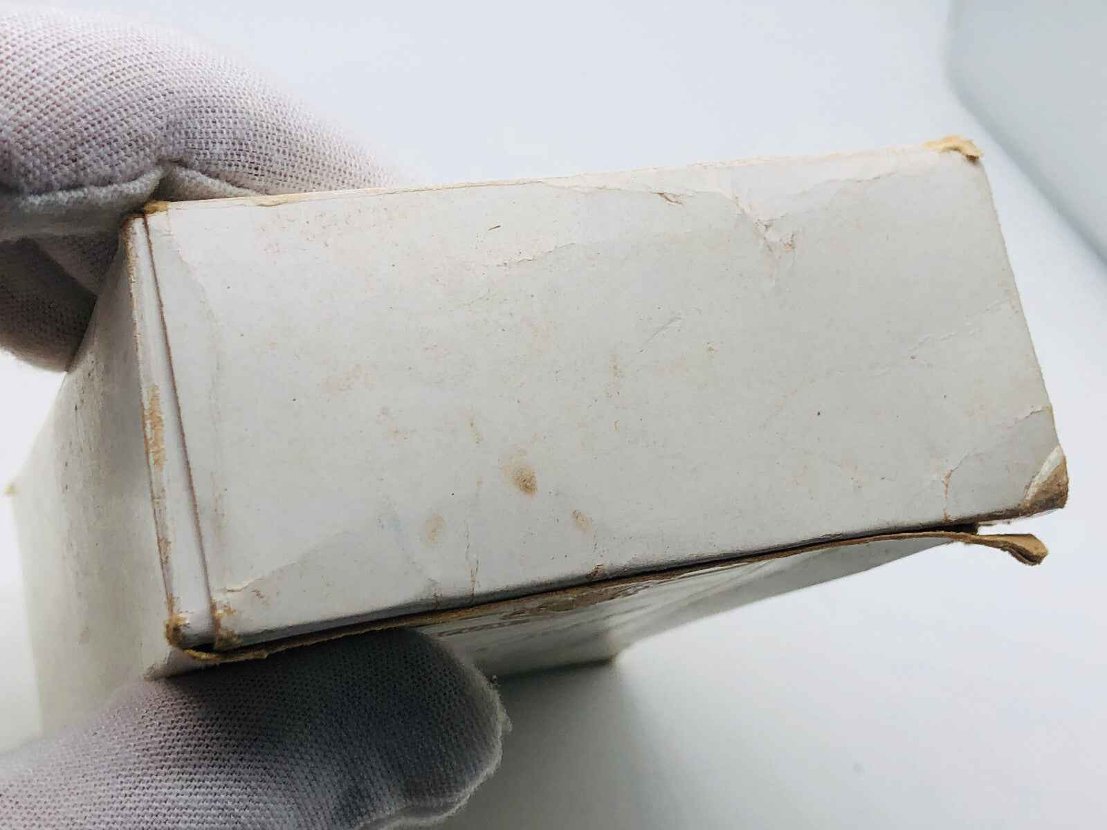 Scatola del profumo Fantastique D'Orsay con usura visibile e rifiniture delicate