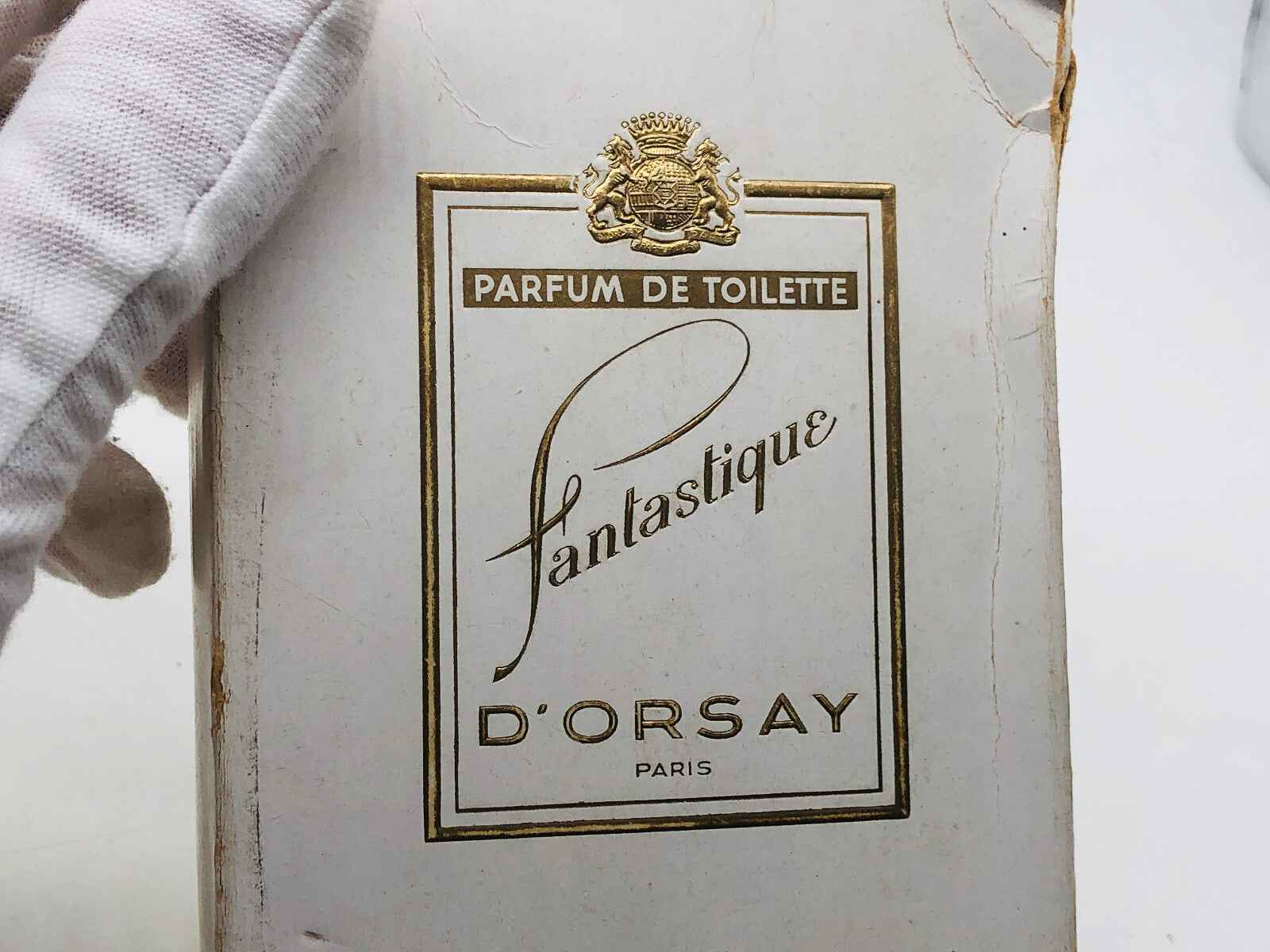 Scatola di profumo Fantastique D'Orsay con etichetta elegante e dettagli dorati