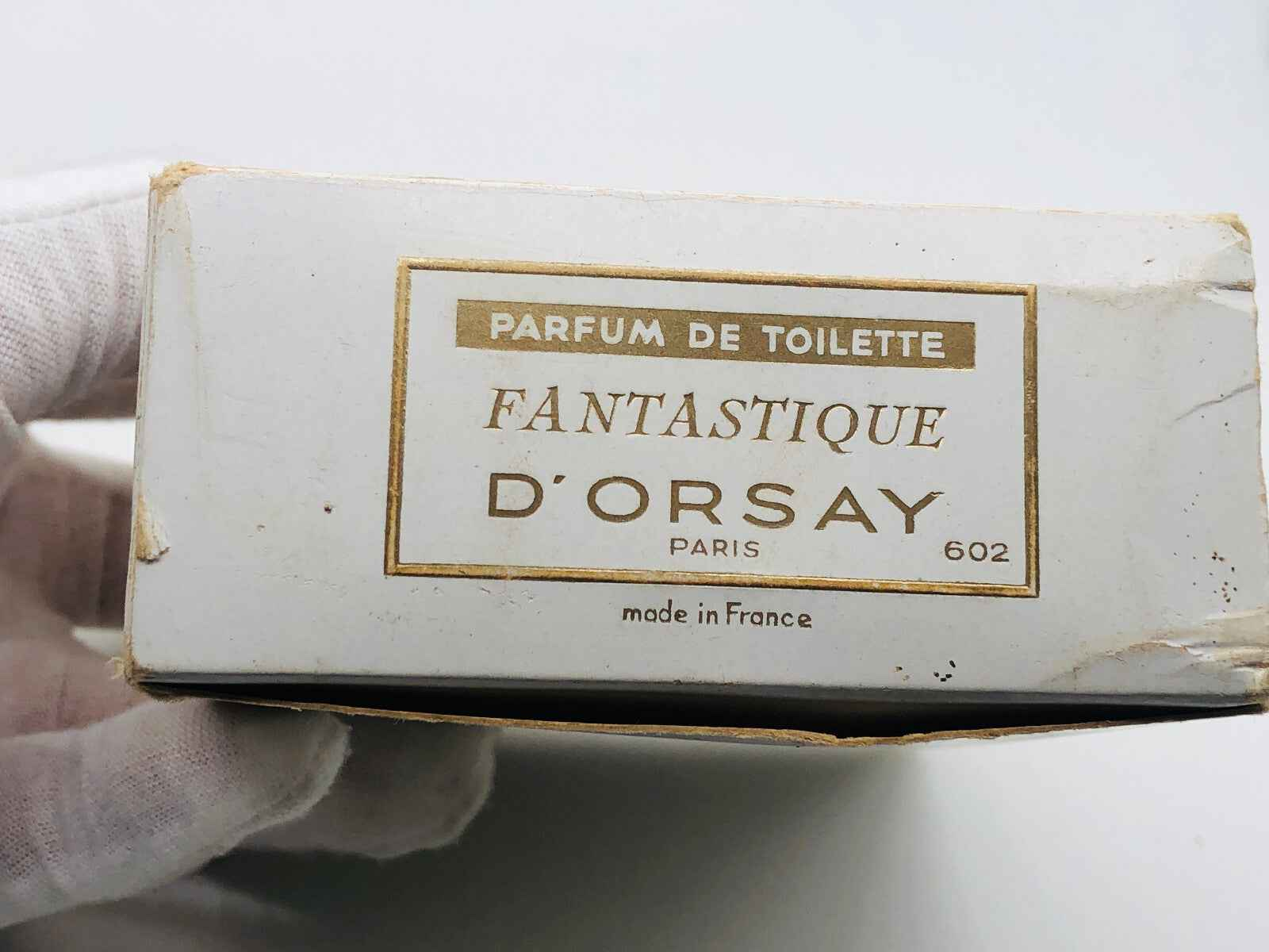 Scatola di profumo Fantastique D'Orsay in elegante design bianco con dettagli dorati