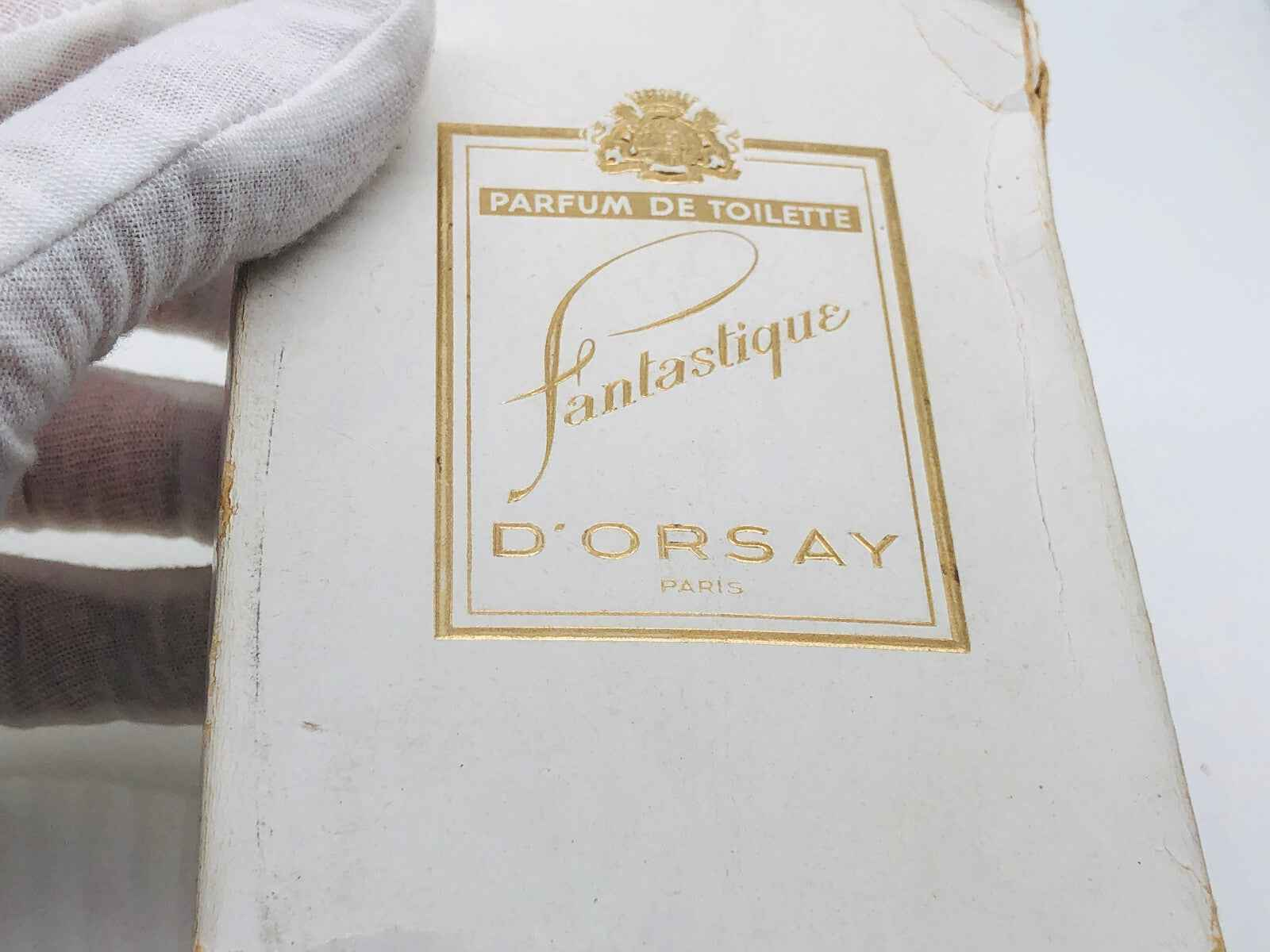 Scatola di profumo Fantastique D'Orsay con design elegante e dettagli dorati
