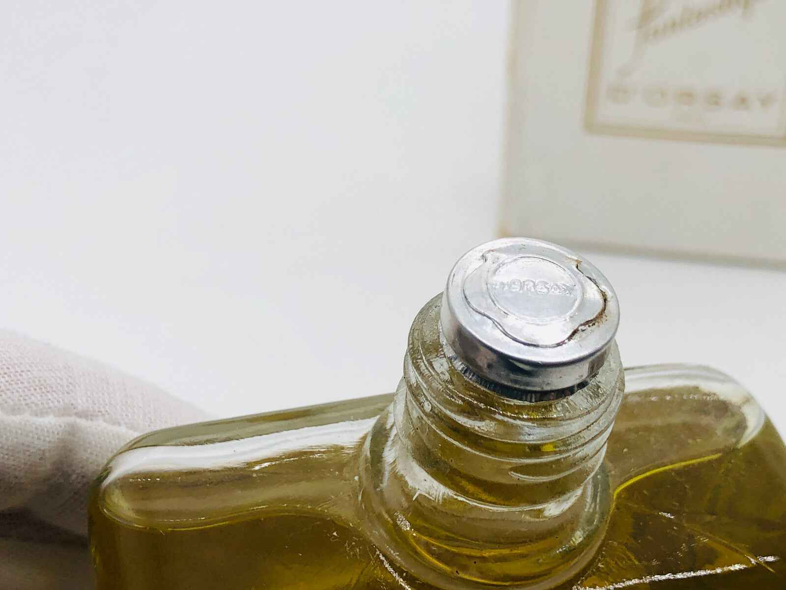 Dettaglio del flacone di Profumo Fantastique D'Orsay con tappo metallico lucido