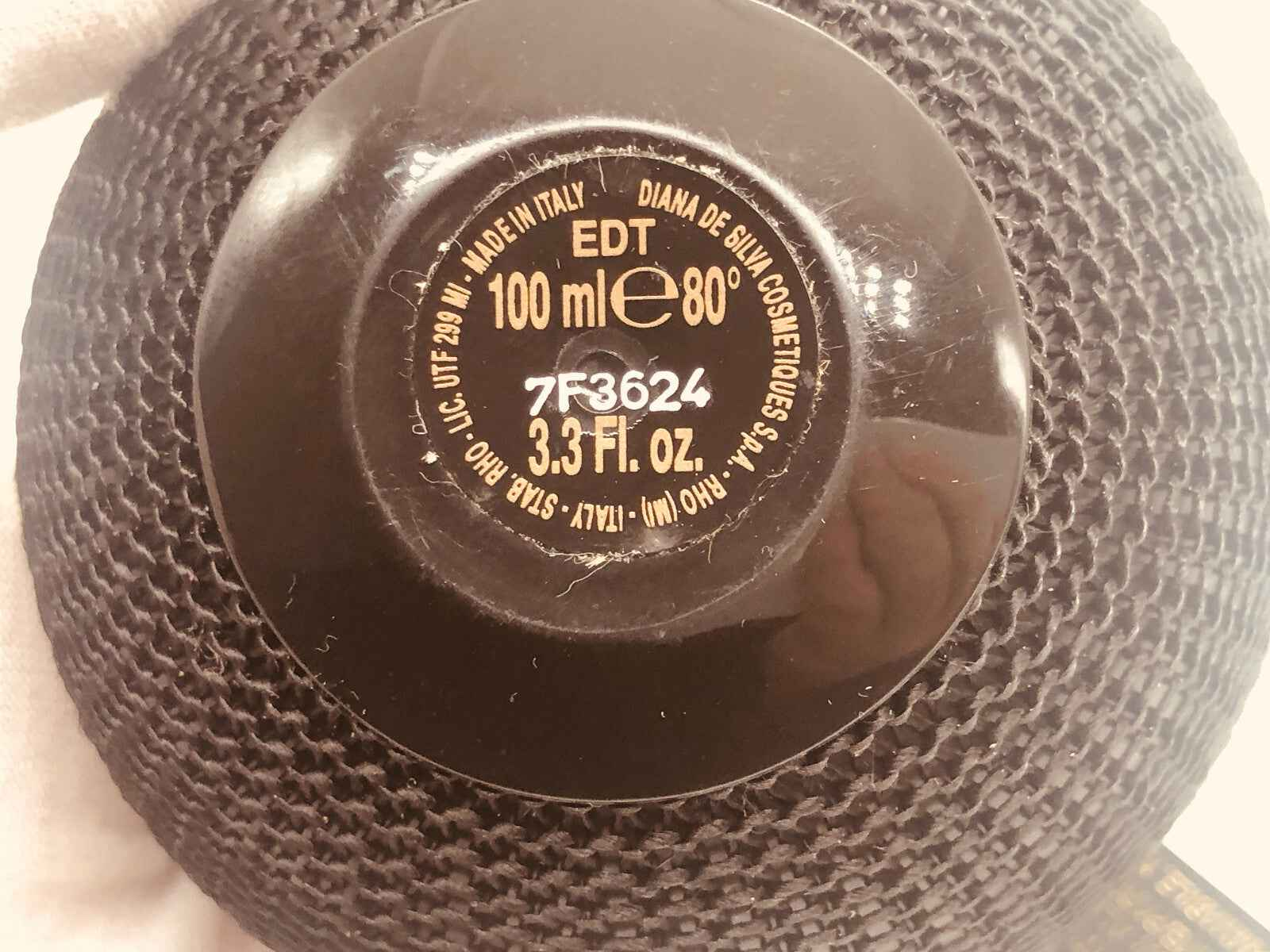 Dettaglio del fondo della bottiglia di profumo Ferre By Ferre Vintage da 100 ml Made in Italy