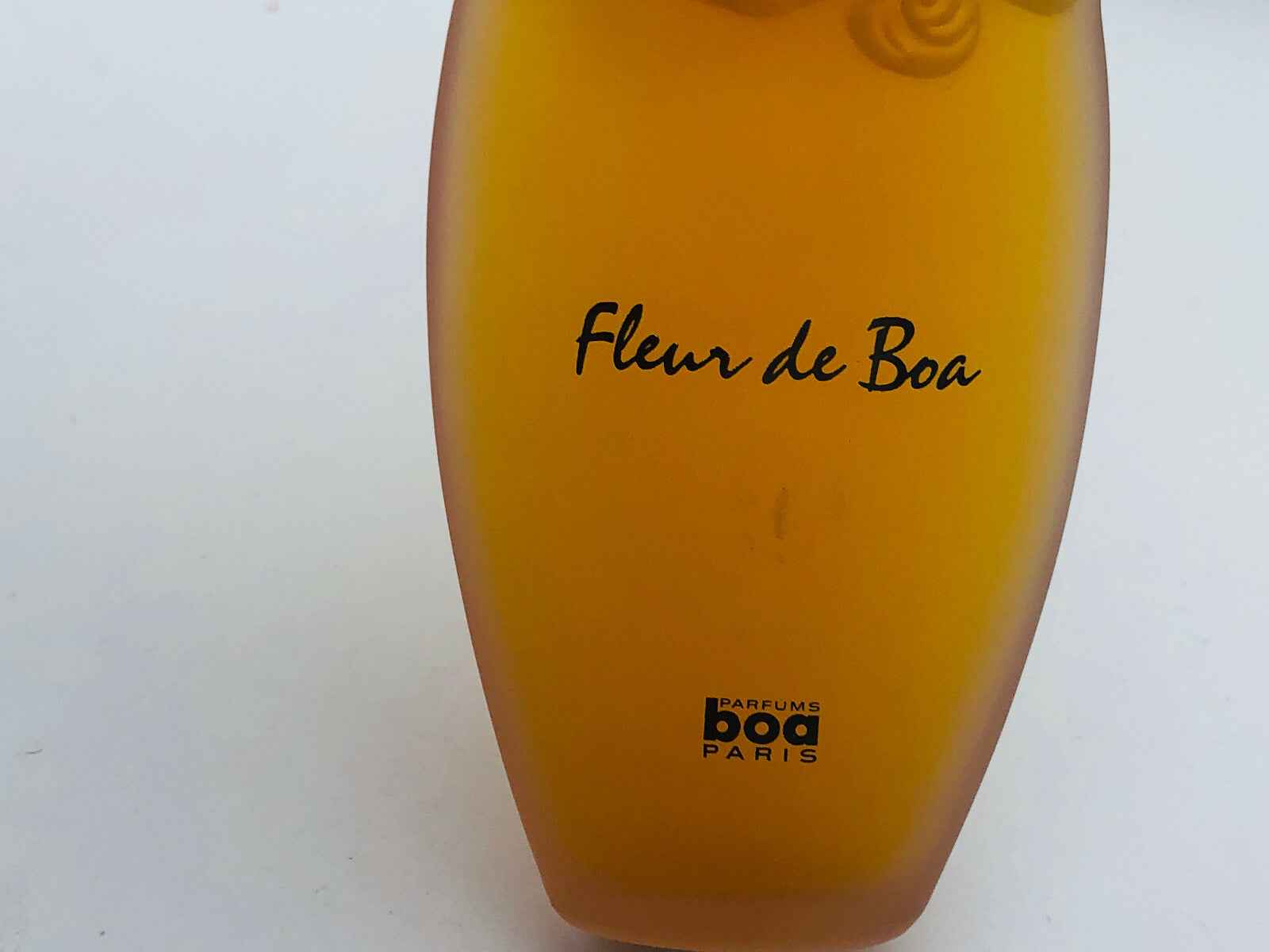 Flacone di profumo Fleur De Boa di BOA con design elegante e tonalità calde
